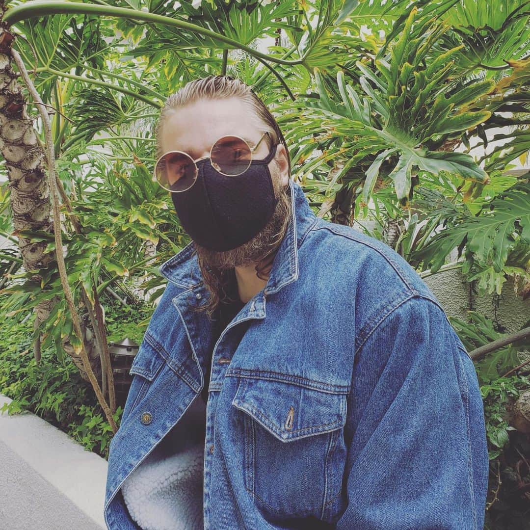 Showtekのインスタグラム：「What colour are your track pants ?  A. Black B. Blue C. Grey D. Naked all day all night  We are setting up a #livestream feed for you to enjoy our sets from your couch in your track pants.  Give us a few days to finalize and prep.」