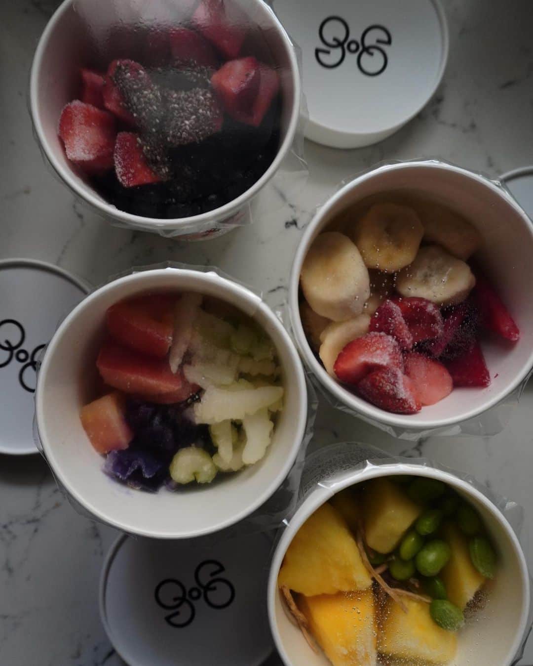 JUNNAのインスタグラム：「🥑 🍌 🥕 🍎 日曜日の朝☀️ 窓全開で楽しみにしていた スムージー作り動画にしてみた🍌  と言ってもミキサーに入れるだけ... 2分で完成の @greenspoonjp のスムージー 🥑 🥕 🥬 🍓 可愛いパッケージにはそれぞれ 瞬間冷凍された野菜や、フルーツ、スーパーフードがギッシリ 私野菜や、フルーツは大好きなんだけど ジュースになるとどうも苦手で... こんなに沢山の野菜やフルーツが入っているものは飲めるか心配だったんだけど... ビックリするくらいサッパリ 軽くて飲みやすくて美味しかった 他のレシピも気になる！！ 🥬 🍓 🥑 #ごちそうさまでした #junna🏠」