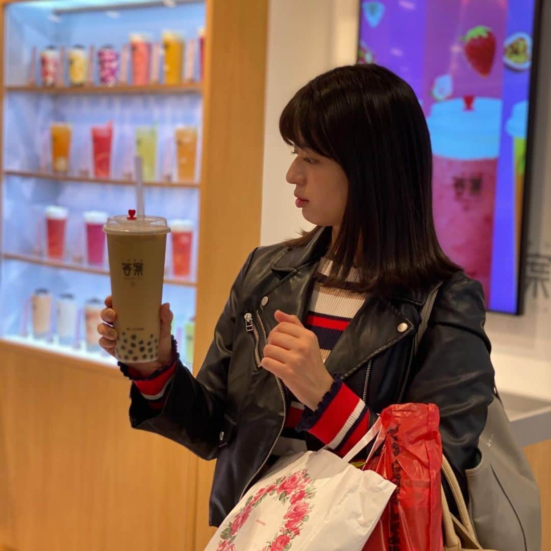朋未のインスタグラム：「スリーブに願い事を書いて渡すと、ドリンクの蓋から答えが浮かび上がってくる占いのできる タピオカ屋さん  アンサーティー(答案)  しげともは何を願ったでしょう？  答え)  頼むメニューに一生懸命で何にも願い事はしなかった。  ３枚目は泊まったホテル。 ブルックリンにあるホテルみたいだった😊しかもお値打ち...♡ #アンサーティー #タピオカ #横浜タピオカ #タピオカ巡り  #答案」