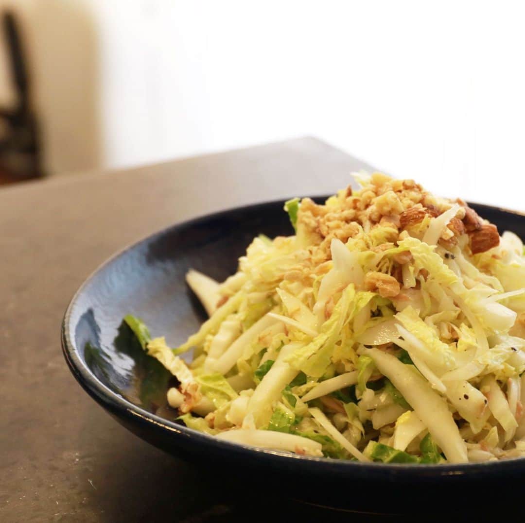 馬場裕之のインスタグラム：「キウイドレッシングで野菜サラダ キウイ1〜2個 オリーブオイル大さじ1 塩 胡椒 お好みでレモン汁（キウイの酸味が弱い時） ツナ （少し甘さが欲しい方は砂糖小さじ1/4） ↓は好きなお野菜で 白菜 新タマネギ ①キウイ洗って水気を拭き🥝半分に切って断面を下にしてすり下ろす。 キウイの皮は食べれるので少し入っても大丈夫です。 ②すり下ろしたキウイとオリーブオイル、塩、胡椒を混ぜてドレッシングを作る。（酸味が足りなければレモン汁、甘くしたい時はお砂糖を） ③白菜の千切り、新タマネギのスライス、ツナと混ぜ合わせ、ミックスナッツをかければ完成です☺️ キウイのほどよい酸味でお酢、ビネガーが苦手な方にどうでしょうか。 ちなみに金属のボウルで作りましたが、作ったらすぐに盛り付け、保存は酸味がありますのでガラスボウルや陶器の器で保存してくださいね。 #おうちじかん  #おうちごはん #吉本自宅劇場  #馬場ごはん」