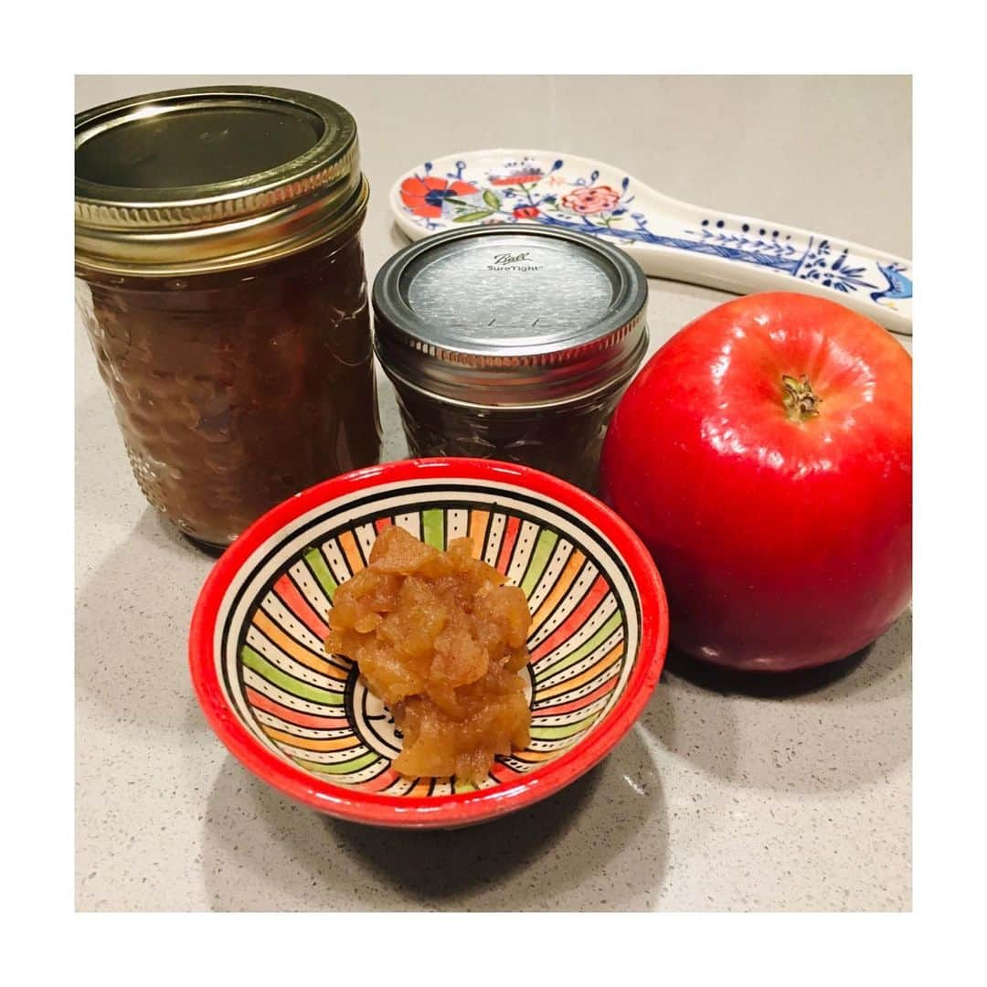 納富有沙のインスタグラム：「. just made a homemade apple cinnamon jam!☺️🍎 My friend had a virtual cooking class  to make it together❣️ . . . そのまま食べても美味しいくらいのアップルシナモンジャムできた💓 ビデオチャットでお友達に教えてもらいながらみんなで作ったよ😊 . . . #cooking #cookingram #cookingathome #cookingclass #homemade #applecinnamon #jam  #stayhome #stayathome  #japan #usa #actress  #料理 #手作り #手作りお菓子 #アップルシナモン #ジャム #ジャム作り  #おうち時間 #とみーずキッチン」