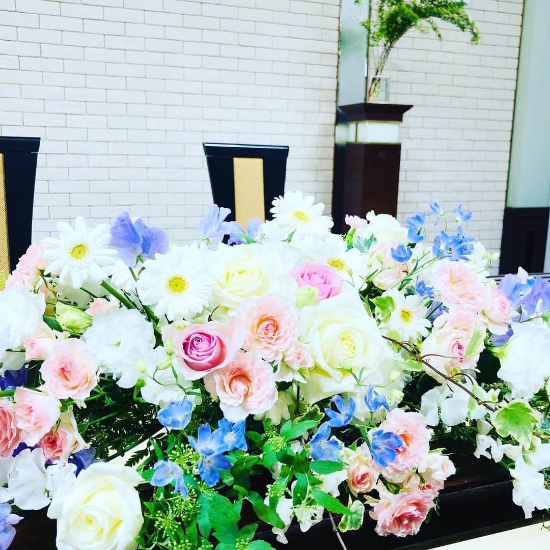 新潟グランドホテル Niigata Grand Hotelさんのインスタグラム写真 - (新潟グランドホテル Niigata Grand HotelInstagram)「【ブライダルオンライン相談会】を開催します！ . ビデオ通話アプリ「zoom」を使いますので、ご自宅にいながら会場見学・ご相談が可能です。 . 「外出は避けたいけど、結婚式について少しでも相談したいな」 . 「新郎新婦が別々の場所で暮らしていて、なかなか二人揃って相談に行けないな」 . 「子供が小さいので、気軽に自宅から相談したいな」 . . ビデオ通話アプリ「zoom」でしたら、プランナーとお顔を見ながらお話できますし、会場見学も可能です。 電話相談のみも、もちろん大歓迎です。 . お気軽にお問い合わせ下さい。 #新潟グランドホテル #オンライン相談 #プレ花嫁 #ブライダル #wedding」4月19日 10時53分 - niigatagrandhotel_wedding