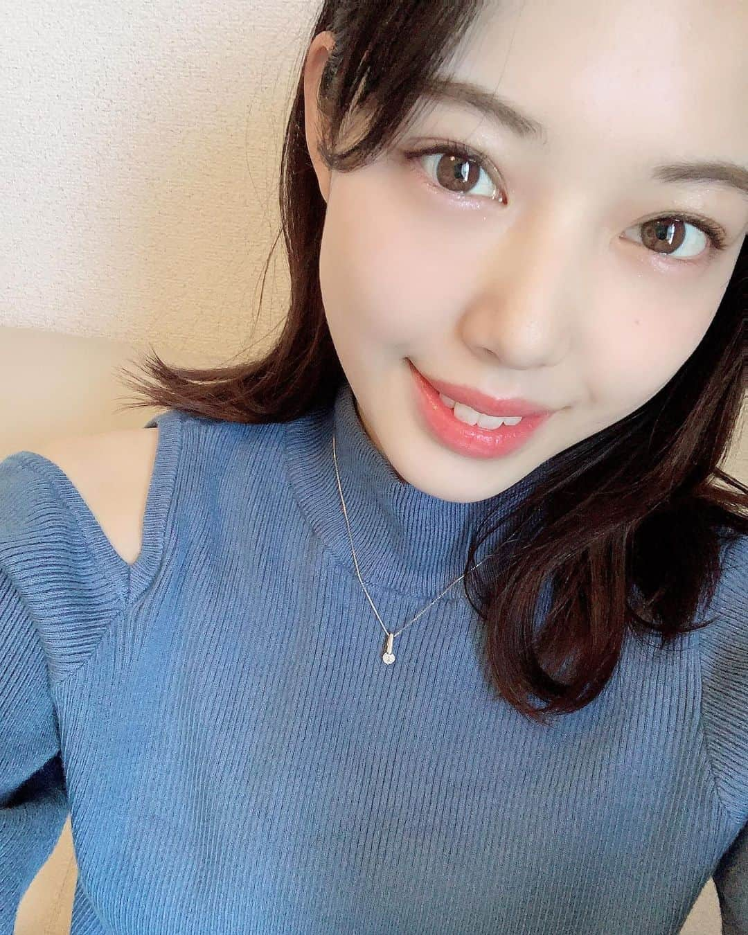 牧村里奈さんのインスタグラム写真 - (牧村里奈Instagram)「. お久しぶりです！ 毎日お家ですごして、気付いたら4年生になってて… 学生生活もあと1年😢 . なので！今日からインスタたくさん投稿していこうと思います！(宣言) . 毎日自分のために使う時間が増えて、色々なことに挑戦したいなぁと🤔  こんな世の中になるとは数ヶ月前まで思ってもいませんでしたし、これからどうなるもわからない世の中ですが…今は前向きに！ . . 一刻も早くコロナが落ち着きますように」4月19日 11時04分 - m_rina28