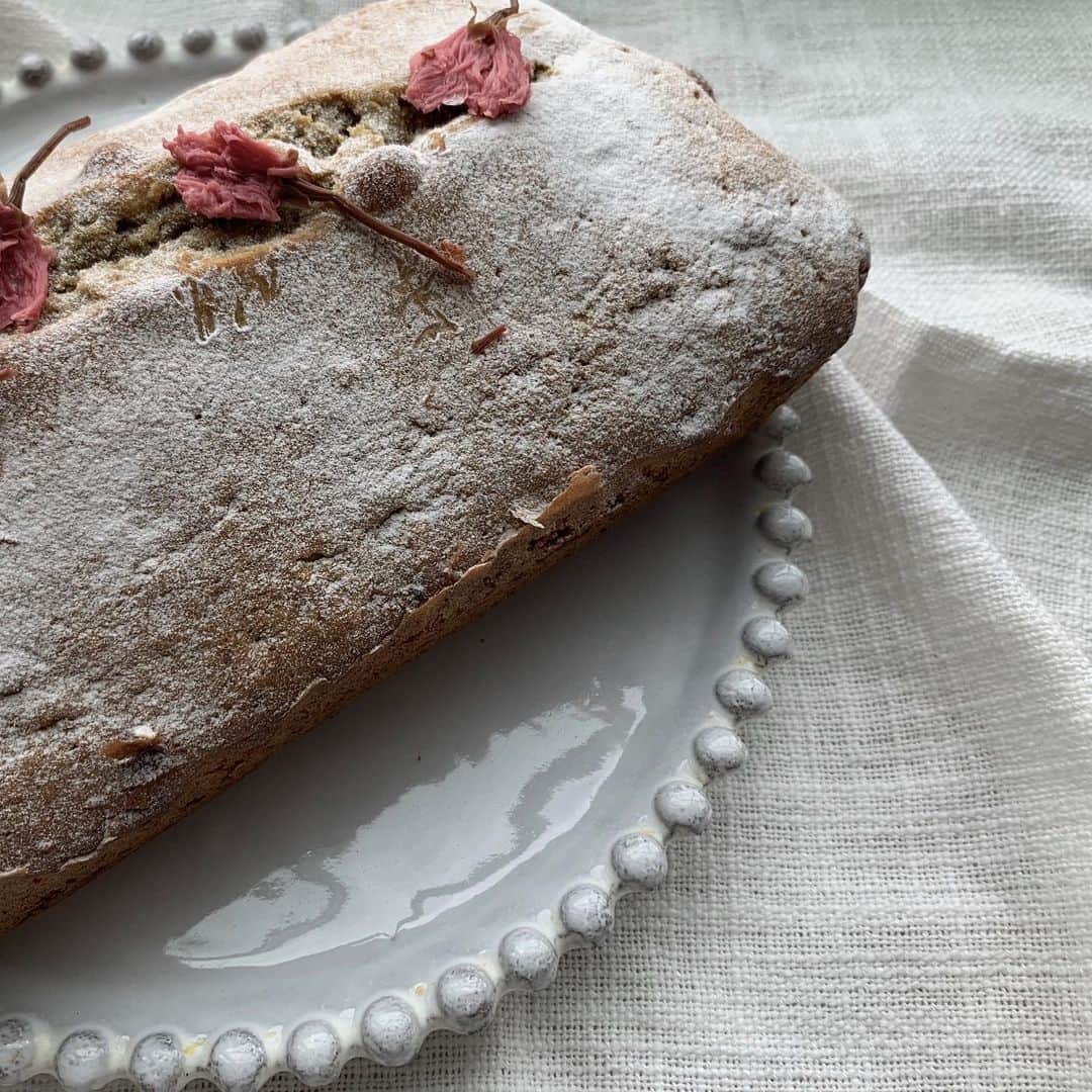大塚良子のインスタグラム：「Homemade Japanese mugwort cake.  お花見したいなあと思いながら作った 全粒粉よもぎケーキ。甜菜糖は分量の3/2程度に減らして甘さ控えめ真ん中に餡子を挟みました。 明日はホイップクリームのせて食べようかな🌸 #ryokos_kitchen  #nyc #homemadecake #cherryblossom  #japanesestyle #cake」