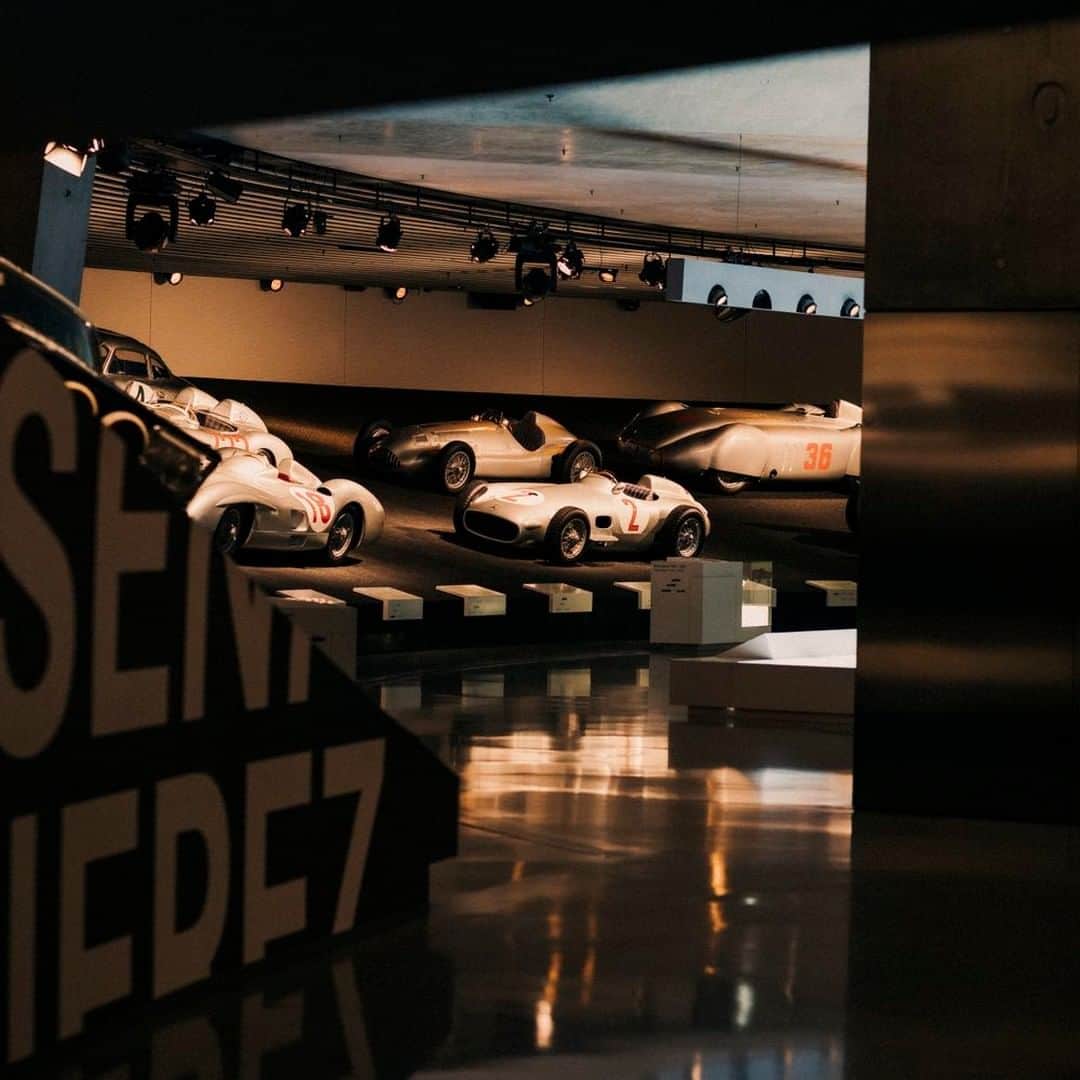 メルセデス・ベンツさんのインスタグラム写真 - (メルセデス・ベンツInstagram)「It's that #museummomentofzen when you get the chance to peep through some closed museum doors and spot those Silver Arrows! 📸 by Rosebrothers via @mercedesbenzmuseum . #MBclassic #MercedesBenz #mercedesbenzclassic #Museumfromhome #closedbutopen #digitalmuseum #ClassicCar #InstaCar #DreamCar #Classic #daimler #photography #backinthedays #performance #thebestornothing」4月19日 11時01分 - mercedesbenz