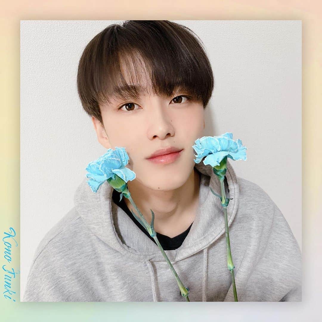 【公式】JO1さんのインスタグラム写真 - (【公式】JO1Instagram)「. #JAM お家で花見しようー 花より #ジュンキ  #JO1 #河野純喜 #KonoJunki #Junki #お家 #花見 #カーネーション #永遠の幸福 #綺麗ちゃう？」4月19日 11時01分 - official_jo1
