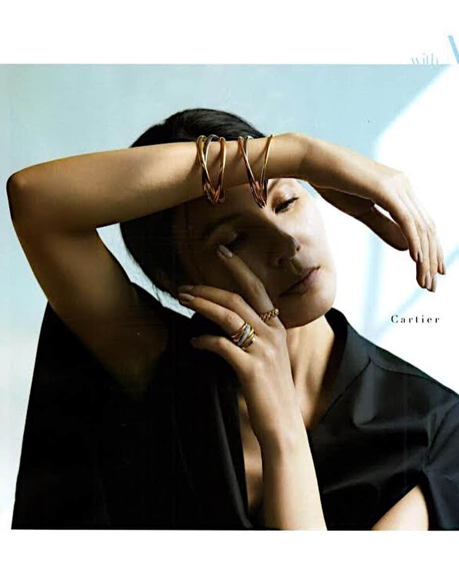 田沢美亜のインスタグラム：「婦人画報5月号 @fujingahojp  working with an amazing team!! thank you  stylist @misaking77  photographer @kazuki_nagayama  make @tomohiro1820  hair @shucohair  editor @sachikotomizawa  #婦人画報　#fujingaho #tokyolife」