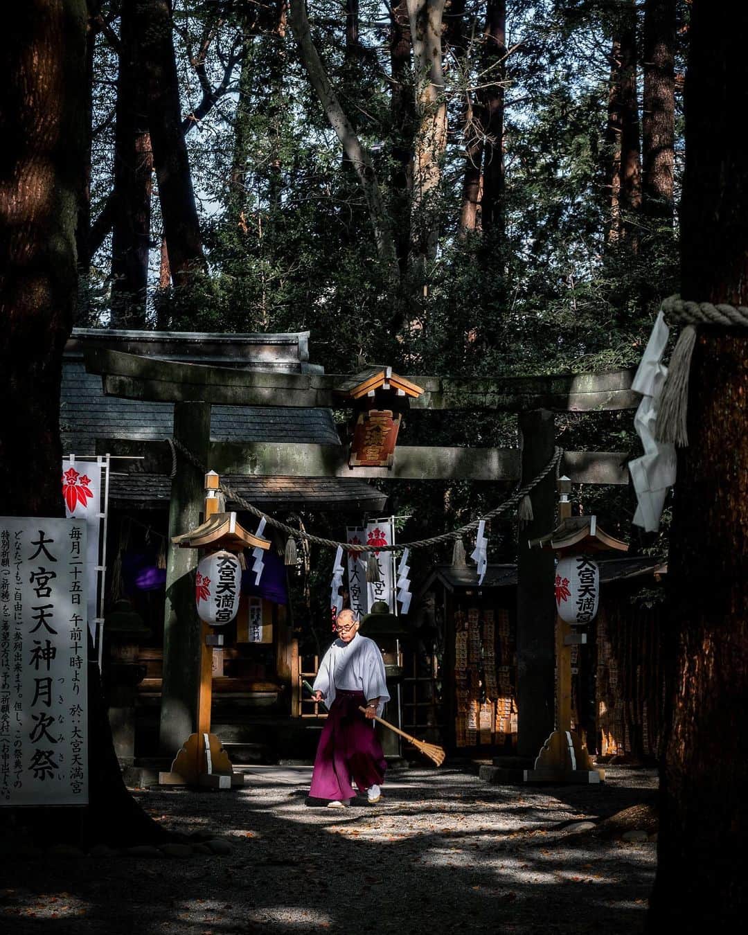 田村幸士のインスタグラム：「. 山・川・森・泉・・・ 日本は古来からそれぞれに神が宿ると考え祈りを捧げ、人と自然が互いに和をもって暮らせるよう続けてきた。 そして神々に感謝と祈りを捧げる場を集落に作ったことが神社のはじまりだと言われています。 . 緑が広がる森林や美しい水が流れる川を「自然」と呼ぶならば、街は「不自然」かもしれません。 僕らはその不自然な街で自然体でいるという歪み中で生きています。 . だから僕は時間ができると自然の中へ行き、身を委ね、自然体に自分を取り戻し、そして不自然の街に戻り過ごしていきます。そしてまた疲れたら自然の中へ・・・その繰り返しです。 . 最近自宅で過ごす日々が続いているので毎朝散歩して近所の神社に行っています。 . やはり街のなかとは空気が全く違う。 心が落ち着くし、満たされるし、祈りたくなる。 そうだ、街にも自然があるんだ。 . 地元の住民が早朝に神社へ行き、祈る。 それは今の日本に大切な風景だと思った。 . この状況のなかでもみなさんが心穏やかに過ごせますように。」