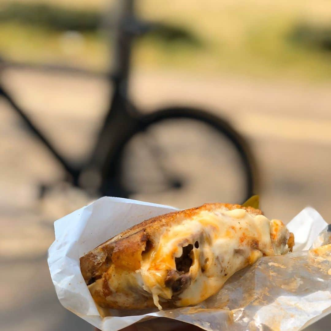 繁田梨世のインスタグラム：「チーズたっぷりのマミーチーズとお肉が入ってるニックダディーサンド🥪🧀 . . チーズがたっぷりで蜂蜜かけたらまた違った味で美味しい！これはハマるやつ🤤 . . お肉は柔らかくてジューシーでチーズもびょーんと伸びるし、まさに求めていたチーズサンド🥪 . . 大好きすぎるのでまたUber eatsしようと🚲 . . #大阪#チーズサンド#チーズ#たっぷり#マミーチーズ#ニックダディー#お肉#柔らかすぎ#インスタ映え#求めてたやつ#美味しい#たまらない#また食べる＃食いしん坊#食べすたグラム#もう食べたい#ハマる＃毎日チーズサンド食べたい＃西長堀」