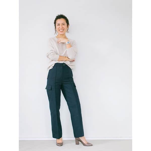 のインスタグラム：「“My Life, My Fashion”﻿ ﻿ 「PLSTマガジン」の 大草直子さんによる対談連載。今月のゲストは、仕事仲間でもあり、ママ友でもある、モデルの鈴木六夏さんです！﻿ ﻿ 「お客様をお迎えする立場なので、心からリラックスしていただける"ゆるさ"の中に、少しの"緊張感"がある、そんな装いに。色も、強い色ではなく、ニュアンスのあるベーシックカラーにして、あくまでも、ホストとして”さりげない”存在感に」﻿ ﻿ ﻿ ◇ コットンポリVネックニット﻿ 120201017 ¥7,990+税﻿ ﻿ ◇ 【DANIELLE SHERMAN】ハイツイストコットンカーゴパンツ﻿ 120106029 ¥11,000＋税﻿ ﻿ ※その他は大草さんの私物です。﻿ ※価格は全て上代表記です。  @naokookusa  @naokookusa_styling ﻿ ﻿ #PLST#プラステ#大草直子#ママコーデ#ママファッション#きれいめカジュアル#春コーデ#ニュアンスカラー」