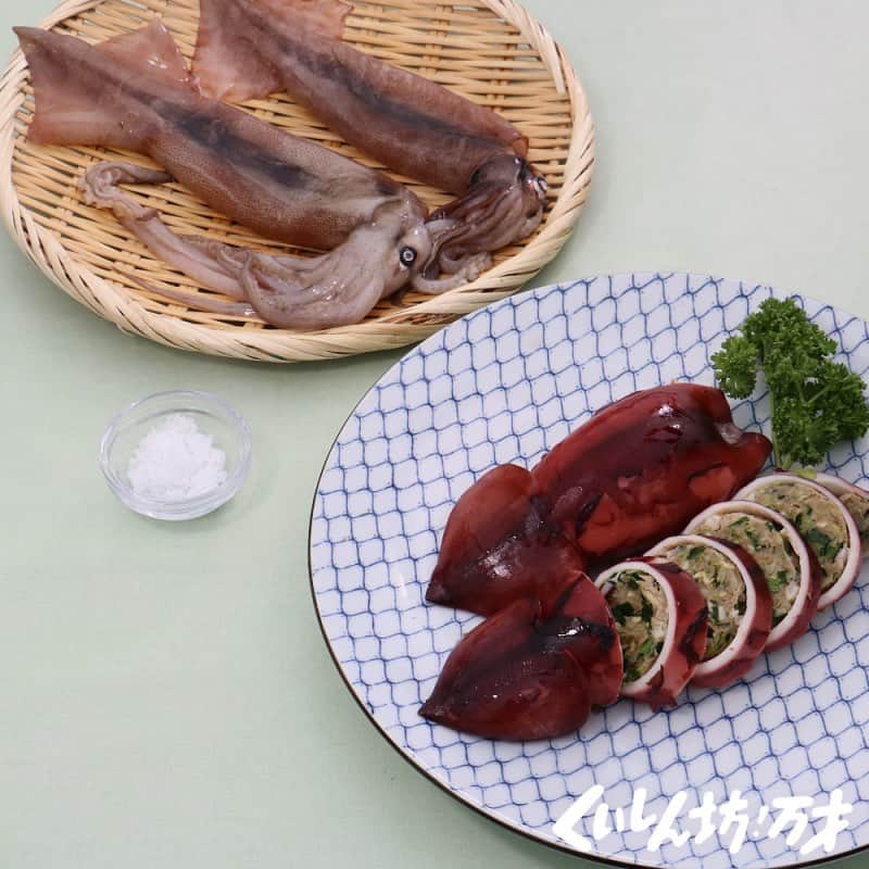 フジテレビ「くいしん坊!万才」さんのインスタグラム写真 - (フジテレビ「くいしん坊!万才」Instagram)「今日の放送は11時45分〜。 . . 西伊豆町の仁科地区では古くから真イカ（スルメイカ）の一本釣り漁が営まれ、「仁科の真イカ」として知られています。今日は、伊豆漁協の鈴木さん夫妻に、いかのアイデア料理「いか丸ごと餃子」を教えて頂きました。 . . いかは腹わたなどを取り除き、ゲソは食感を楽しむために小さく刻んで餃子の餡と一緒に混ぜます。さて、餃子の皮で包もう！と思っていたら・・・いかの胴体に餡を詰めていくんです！！まさにネーミング通りの「いか丸ごと餃子」。 . . 餡を詰め終わったら、約１５分蒸せば完成です。輪切りにして口の中に放り込むと、いかのプリプリとした食感と磯の風味が餃子の餡と抜群な相性で、二つ三つと手が伸びます！とってもカンタンなので、家庭でもぜひ試して頂きたい一品です！ . . . #松岡修造 のくいしん坊！万才#くいしん坊万才 #静岡県#西伊豆町#いか丸ごと餃子 #食べ歩き#おいしい#うまい #キッコーマンの提供でお送りします#フジテレビ #全国制覇#くいしん坊映え#料理#料理動画 #wraptheworld#washoku#Japaneseculture #cooking#eat#Japan#fromjapan#food#meal #traditional#taste#famous」4月19日 11時23分 - kuishinbo_official