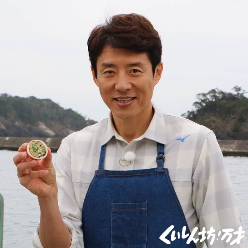 フジテレビ「くいしん坊!万才」さんのインスタグラム写真 - (フジテレビ「くいしん坊!万才」Instagram)「今日の放送は11時45分〜。 . . 西伊豆町の仁科地区では古くから真イカ（スルメイカ）の一本釣り漁が営まれ、「仁科の真イカ」として知られています。今日は、伊豆漁協の鈴木さん夫妻に、いかのアイデア料理「いか丸ごと餃子」を教えて頂きました。 . . いかは腹わたなどを取り除き、ゲソは食感を楽しむために小さく刻んで餃子の餡と一緒に混ぜます。さて、餃子の皮で包もう！と思っていたら・・・いかの胴体に餡を詰めていくんです！！まさにネーミング通りの「いか丸ごと餃子」。 . . 餡を詰め終わったら、約１５分蒸せば完成です。輪切りにして口の中に放り込むと、いかのプリプリとした食感と磯の風味が餃子の餡と抜群な相性で、二つ三つと手が伸びます！とってもカンタンなので、家庭でもぜひ試して頂きたい一品です！ . . . #松岡修造 のくいしん坊！万才#くいしん坊万才 #静岡県#西伊豆町#いか丸ごと餃子 #食べ歩き#おいしい#うまい #キッコーマンの提供でお送りします#フジテレビ #全国制覇#くいしん坊映え#料理#料理動画 #wraptheworld#washoku#Japaneseculture #cooking#eat#Japan#fromjapan#food#meal #traditional#taste#famous」4月19日 11時23分 - kuishinbo_official