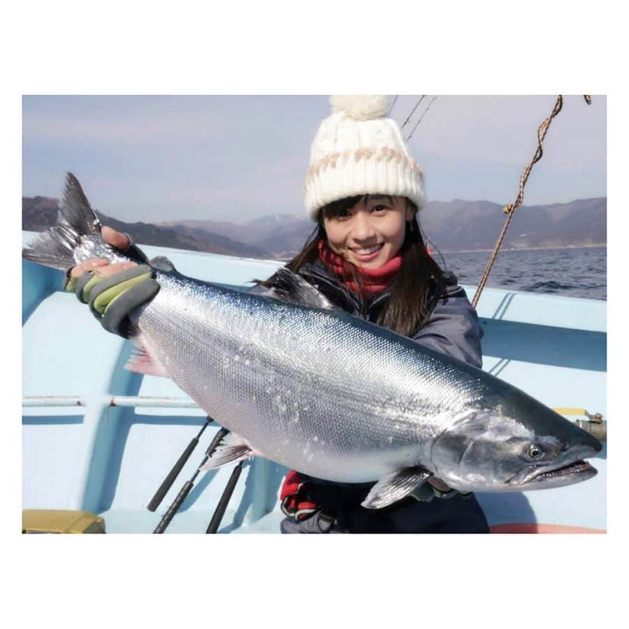 柳野玲子のインスタグラム：「去年の奇跡的サクラマスの大興奮を写真で🐟✨ 皆さんがその瞬間を見守ってくれました😭 感謝🙇‍♀️✨ #サクラマス #釣り #海釣り #ジギング #サクラマスジギング #喜多丸 #船釣り #感謝 #fishing #釣り女子 #釣り自粛 #釣り好き」