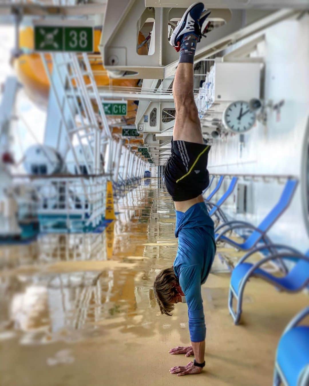 ティモシー・ドレンスキーのインスタグラム：「Day 35 without stepping on land. #FreedomoftheSeas」