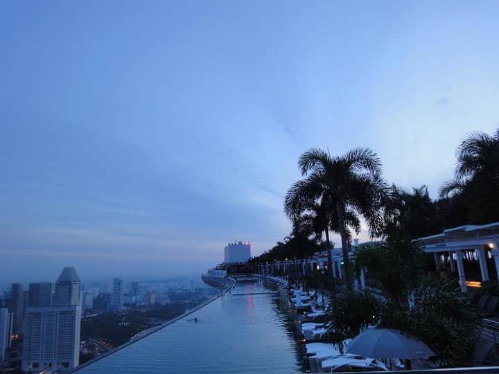 謝依旻さんのインスタグラム写真 - (謝依旻Instagram)「2012.7 Singapore🇸🇬 初めてシンガポールに行った時、、マーライオン様は工事中だった！笑（→最後の写真を観てください😂  中文版✨ 第一次去新加坡的時候，魚尾獅剛好在整修！(→請看最後一張照片😂  #asia #シンガポール #シンガポール旅行  #ひとり旅 #新加坡 #東南アジア  #singapore#marinabaysands#マリーナベイサンズ #観覧車 #view #sky #天空プール #空#phonto #旅#travel #翻翻舊照片#過去の旅行写真」4月19日 11時42分 - igo_1116