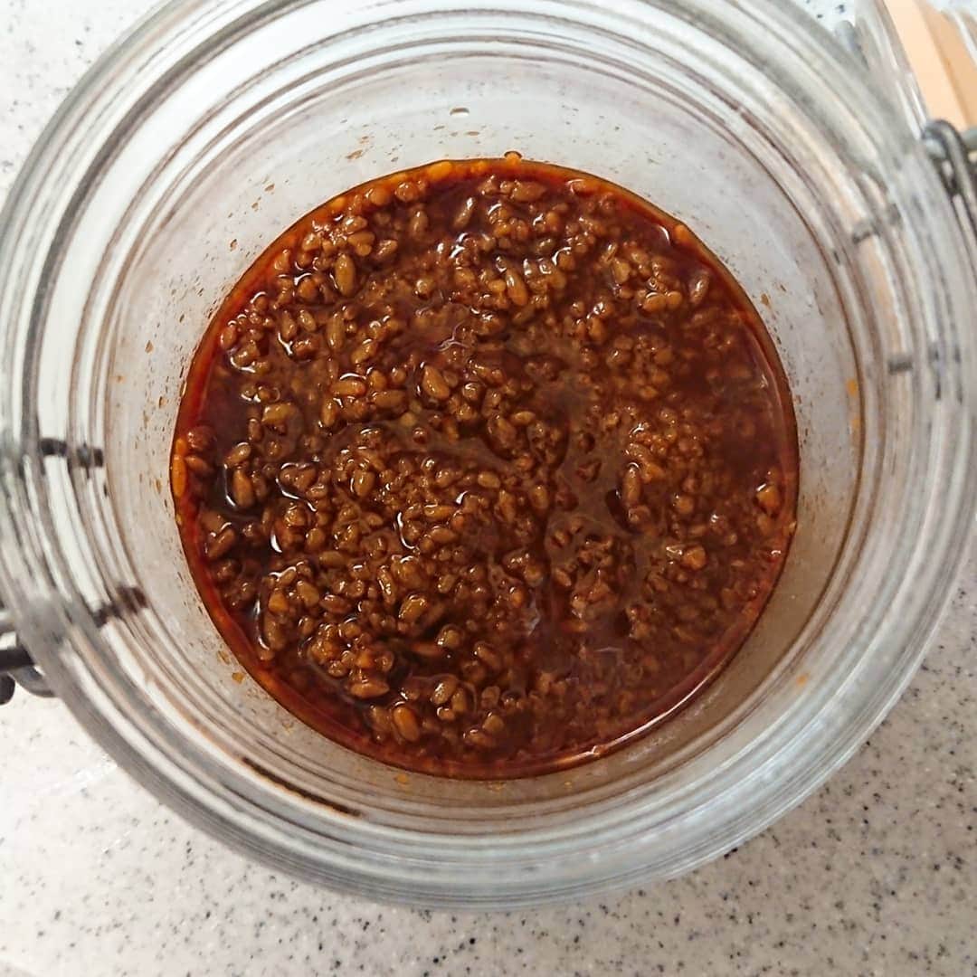 のインスタグラム：「醤油麹を仕込んでいます✨ 1月末に発酵マイスター&ソイフードマイスターの鈴木葉子ちゃん @yokomiyoharu 宅で味噌作りをした際に、醤油麹を使った手料理をご馳走になりました❗ その美味しさが忘れられず私も作ろう！…と意気込んだものの、2ヶ月半も経ってようやく重い腰を上げる😅 1～2週間でできるかな？楽しみ🎶 #醤油麹 #発酵調味料 #簡単調理 #6日目」