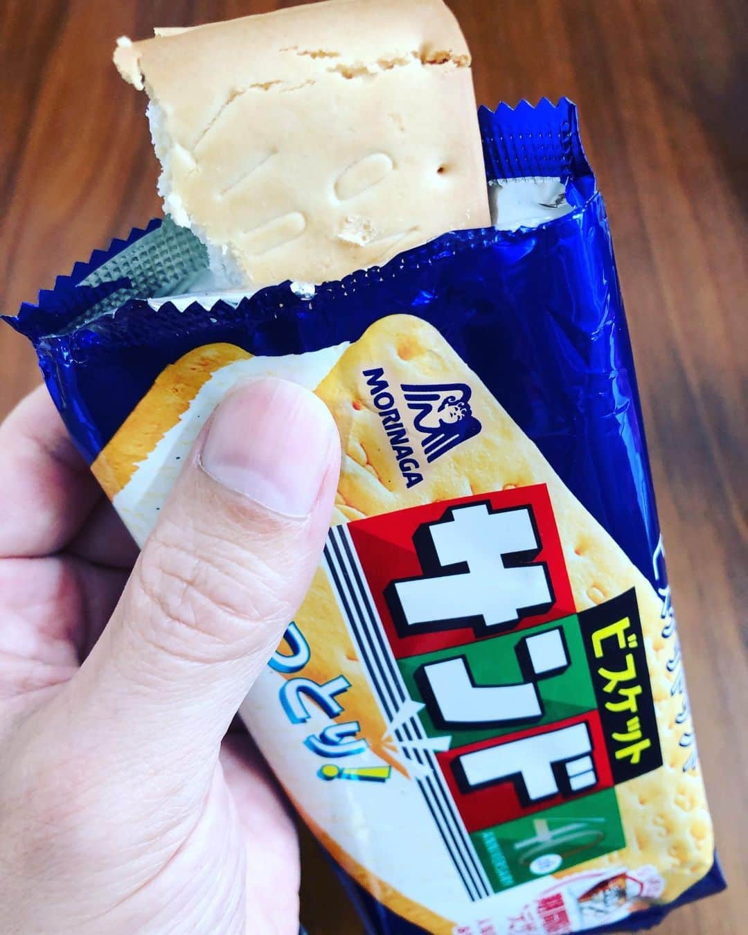 のインスタグラム：「近所のスーパー、俺の好きなバニラモナカジャンボが無くなってこっちが置かれる様になっちゃったんだけど、、、 もしかしていつものやつ始まっちゃったのかな？（笑） #バニラモナカジャンボ  #冬限定じゃないのが出るまでの繋ぎか #買置きジャンボはラス1」