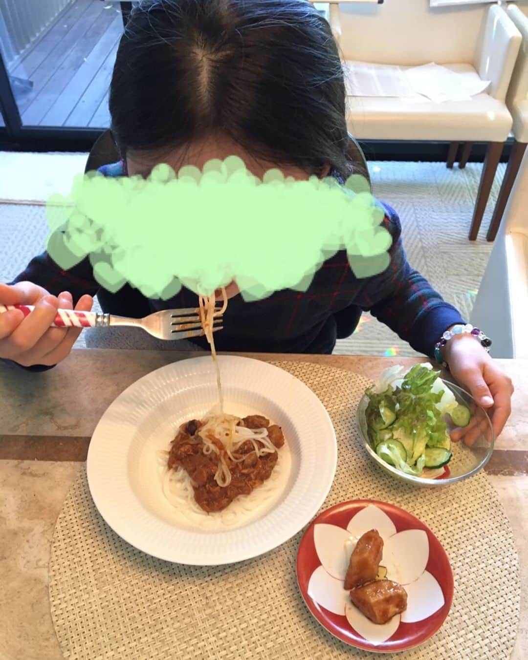 のインスタグラム：「Pasta served with curry sauce🍛🍝❤️❤️💛💛💦💦 HAHA. * カレーパスタ🍛🍝❤️❤️💛💛💦💦 笑笑。 #市川海老蔵 #海老蔵 #成田屋 #歌舞伎 #ABKAI #ABMORI #ebizoichikawa #ebizo #kabuki #thunderparty #theater #theaterarts #actor #japan #classic」