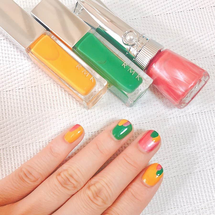 長井かおりさんのインスタグラム写真 - (長井かおりInstagram)「お家でできる！﻿ トッピングネイル💅情報(^^)﻿ ﻿ ちょっぴりレトロポップな﻿ 塗りかけペンキネイルをご紹介🌟﻿ ﻿ 塗り方は以前upした動画の﻿ "アイスネイル🍨"と同じです🙆‍♀️﻿ ぽてっと塗りを色んな色でやってみましょう🌈﻿ ﻿ ﻿ 使用ネイル﻿ ・RMK ネイルポリッシュ﻿ 　EX-29 ボーダー﻿ 　EX-30 フォレストリーフ﻿ （限定発売中）﻿ ﻿ ・ジルスチュアート ネイルラッカー パール﻿ 　210 sweet fairy tales﻿ （発売中）﻿ ﻿ ハッピーネイルで﻿ 気分をあげましょう💖😍﻿ ﻿ #おうち時間 #おうち時間を楽しもう #naildesign #ネイルポリッシュ #ネイルアート #ネイル #セルフネイル #ネイルデザイン #ラフ可愛ネイル #春カラー #春色ネイル #﻿ レトロ#ポップ #ジルスチュアート #RMK」4月19日 12時02分 - kaorimake