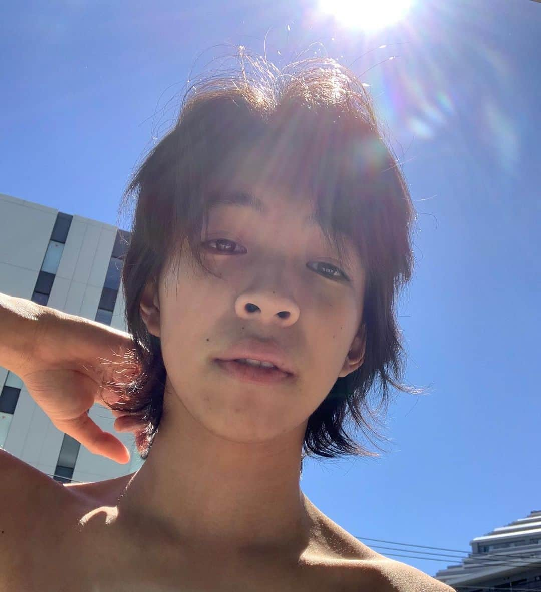 YOSHI（よし）さんのインスタグラム写真 - (YOSHI（よし）Instagram)「おーい！！ めっちゃいい天気だよ！！ みんな家の換気しよう、掃除も！！ おれは掃除終わったからベランダで絵書いてる☀️あとは、家のベランダで空気吸いにきた😂うまっうまっうまーーーーー🌎」4月19日 12時12分 - yoshi.226