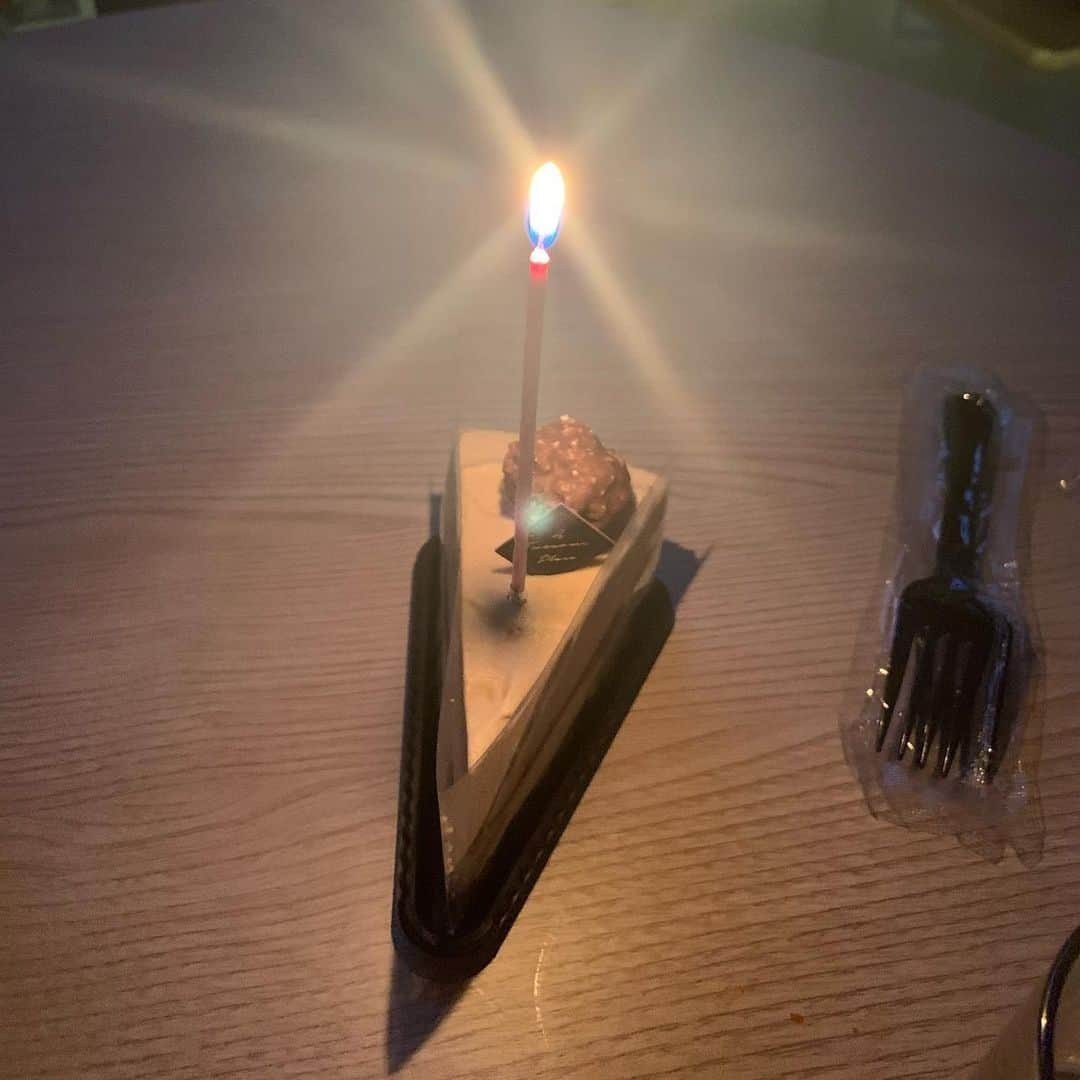 アン・ヒョソプさんのインスタグラム写真 - (アン・ヒョソプInstagram)「이번 생일엔 과분하게 많은 사랑을 받은 거 같애요.  어떻게 보답해야하지 라는 생각이 제일 먼저 드는데, 그 중 하나로 내가 더 좋은 사람이 되어서 조금 더 떳떳하게 사랑을 줄 수도, 받을 수도 있는 사람이 되어야지라는 생각이 들었어요.  더 좋은 사람이 되고 싶게 해줘서 고마워요. 생일 축하 정말 감사합니다!  Thank you so much for all the happy wishes and love!  You guys keep me motivated to be a better person. Hope to meet you guys soon. Thank you!  p.s. 바울아 털 미안」4月19日 12時13分 - imhyoseop