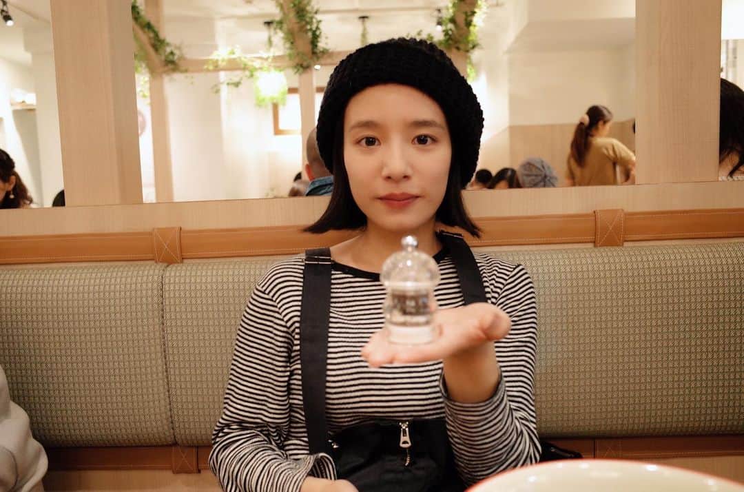生越千晴のインスタグラム：「🧂 ﻿ ﻿ （2018.11.11）﻿ ﻿ ボヘミアンラプソディで大泣きした直後。たぶん持っているのは塩。﻿ 塩の魔神と醤油の魔神を思い出すね。﻿ ﻿ ここはわたしの出番だ〜〜♩ ﻿ ﻿ #소금의악마﻿ #간장의악마」