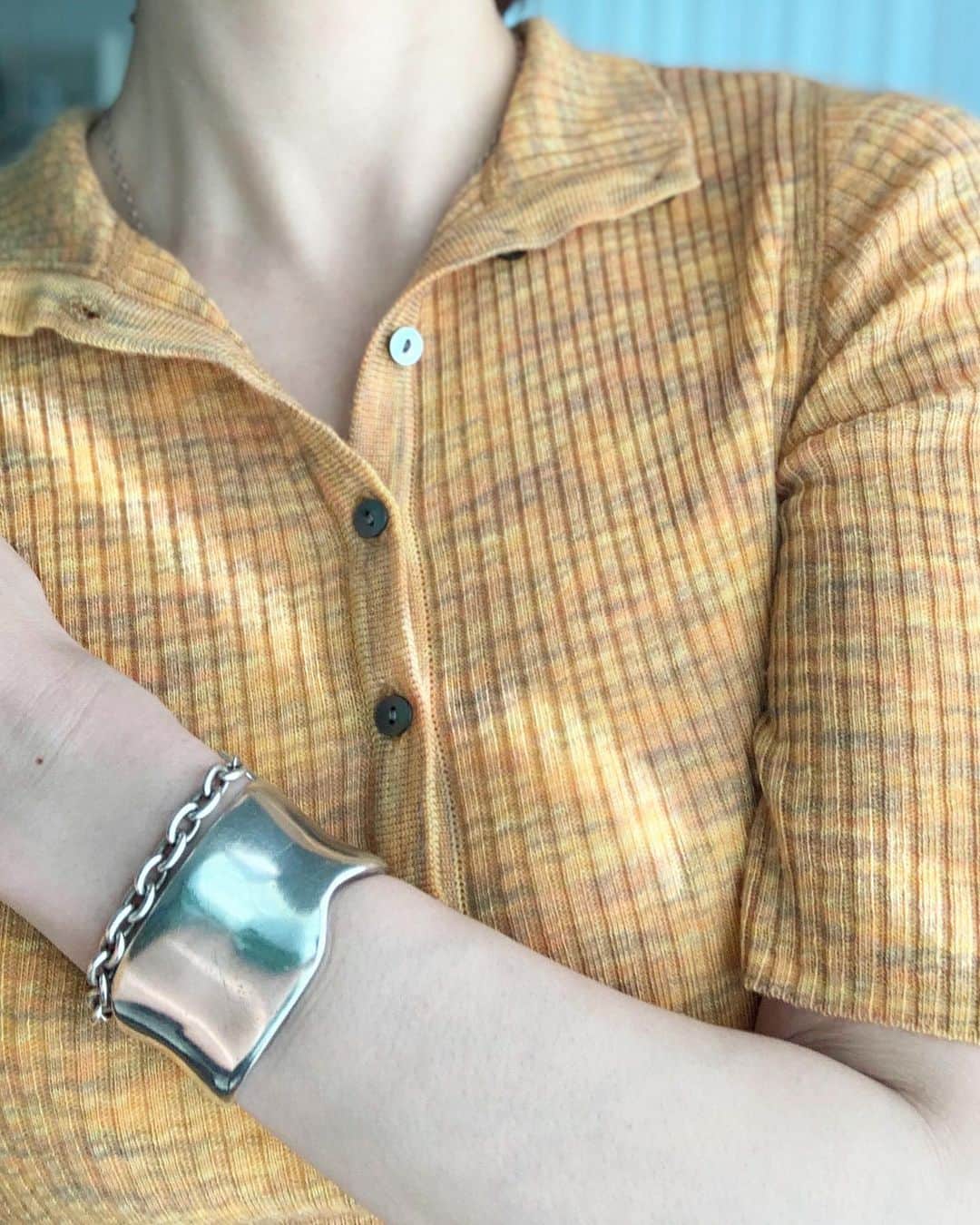のインスタグラム：「Mix color knit @aewen_matoph  5部袖丈のミックスカラーニット 前後逆にしてハイネックでも着れます 今日は暖かかったので、1枚で インナーとしても、これからの季節にピッタリです  #aewenmatoph #イウエンマトフ #knit」