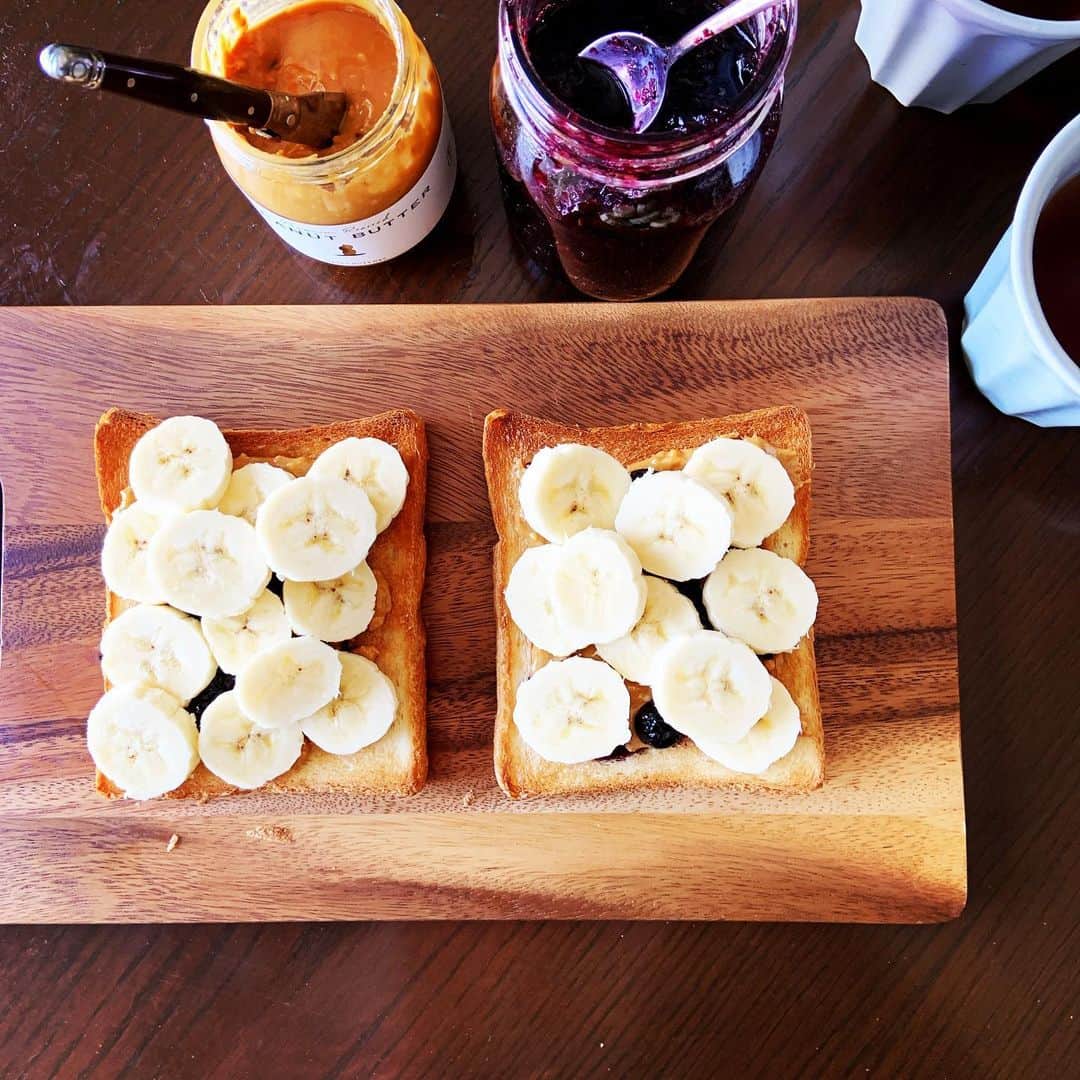 志摩有子さんのインスタグラム写真 - (志摩有子Instagram)「大好きなHAPPY NUTS DAYのピーナッツバターを入手したので、久しぶりにエルビスサンド（オープンVer.） トースト＋ピーナッツバター＋ブルーベリージャム＋バナナ＋カリカリベーコン＋APOCのクレオールミックス  甘じょっぱさにピリ辛が加わってまさに三位一体の美味しさ。 エルビスプレスリーも愛したという禁断の味。お天気がよい日曜日だし、満喫するのも悪くないかと。  #エルビスサンド #甘じょっぱい党 #禁断の味 #ピーナッツバター @happynutsday  #クレオールスパイスミックス  @okawamasako  #おうち時間　#stayhome」4月19日 12時30分 - ariko418