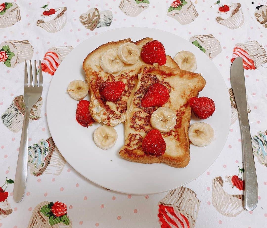 のインスタグラム：「一晩漬けたフレンチトーストなりぃ🤤❤️ #frenchtoast フレンチトースト #苺 #バナナ #🍓」