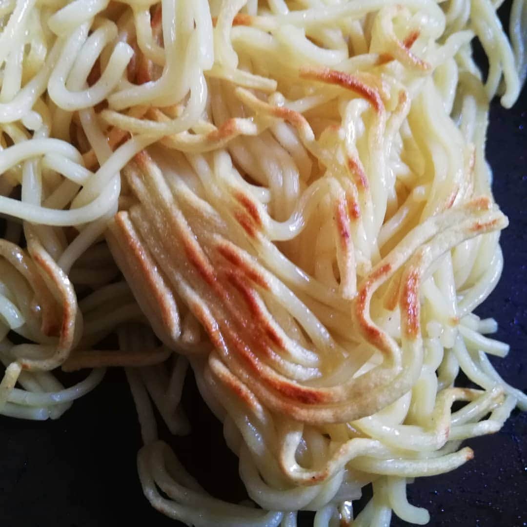 松本隆博のインスタグラム：「。 3玉100円の焼きそば。 ひと手間掛けるだけで 劇的美味い(^-^)。 まず最初に、ソバの 片面のみをカリカリに して取り出す。 後は普通に作る。 袋ソースは僕は使わない、 市販の焼きそばソース を使う。。 そして天かすと紅生姜 今日はネギを刻んで冷凍 したのでその余り物(^-^ を最後に掛けた。  2食分作ったので半分は 冷蔵庫。 もちろんその半分は ソース掛ける前に取り出さない と麺がふやけるよ(^ ^)。 🎼.•*¨*•.•*¨*•.¸¸🎶」