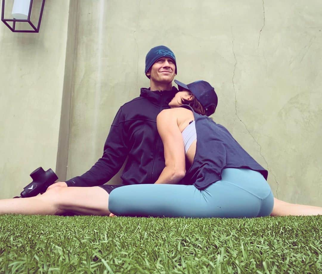 ダニエラ・ルーアさんのインスタグラム写真 - (ダニエラ・ルーアInstagram)「Post insane workout led by hubby bubby... This is him trying to stretch and me trying to snuggle. Clearly we deal with pain in different ways. . Pós treino louco guiado pelo maridão... Ele alonga e eu impinjo miminhos. É óbvio que lidamos com a dor de maneiras diferentes. . @hypervolt_store #workout #exhausted #myguy #hubby #dave #stretching #needy #workout #wod #love #fun #quarantine #stayinghealthy」4月19日 12時45分 - danielaruah