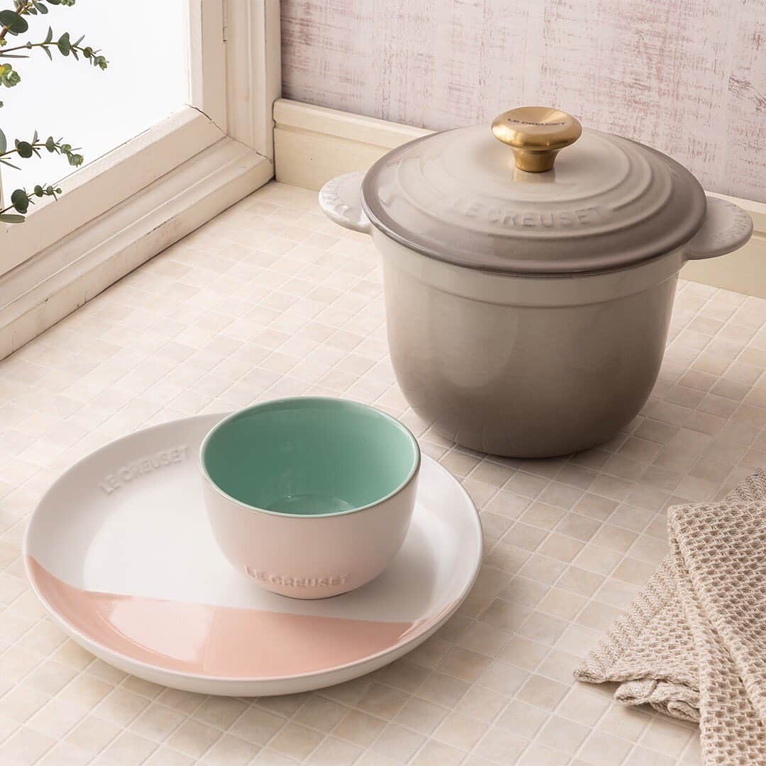 Le Creuset Japon　ル・クルーゼ ジャポンさんのインスタグラム写真 - (Le Creuset Japon　ル・クルーゼ ジャポンInstagram)「ナチュラルでシックな「ナツメグ」カラーのお鍋は、合わせる色で全体の雰囲気が変わります。 淡い色のピンクと合わせると大人かわいく、ブルーと合わせると爽やかな雰囲気に。お持ちのお鍋や食器と合わせ方次第でテーブルの雰囲気も変化しコーディネートが楽しめます。 テーブルクロスや食器などの組み合わせも楽しめ、食卓に登場する回数も多くなりそうなアイテムです。  #ルクルーゼ #lecreuset #クッキングラム #食器 #おうちごはん #cookingram #手料理 #手料理グラム #テーブルウェア #食卓 #ホームパーティ #テーブルコーディネート #バイカラー #パステル #スプリングカラー #おしゃれ鍋」4月19日 12時59分 - lecreusetjapon