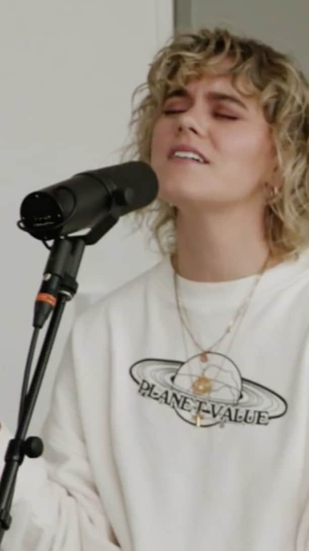 ユナイテッドのインスタグラム：「One of our favorite moments from church this morning with our @hillsong family. To tune in for church this weekend for worship and the Word, go to Hillsong.com/Online or head to the link in our bio ✌️」