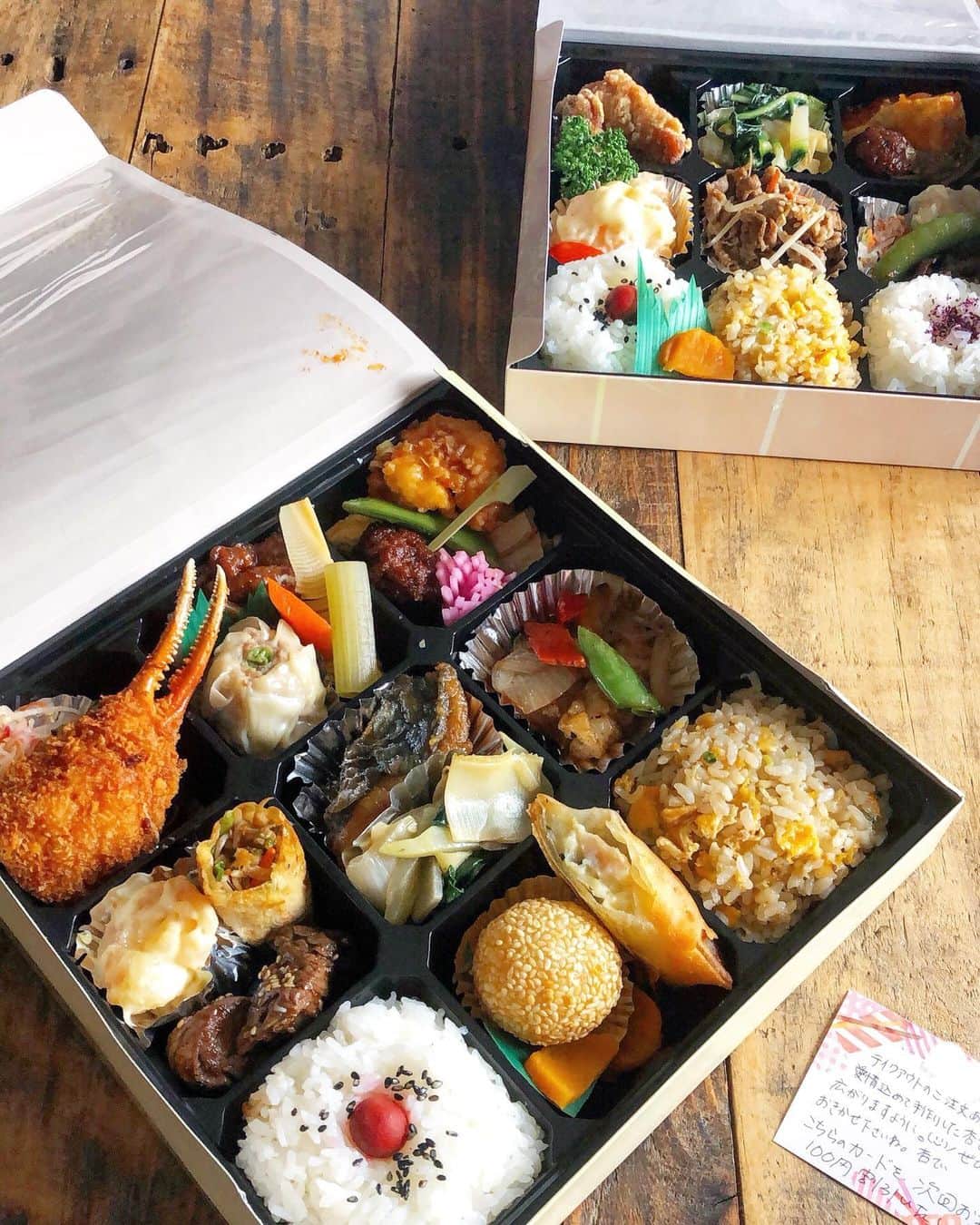 chaako ちゃあこのインスタグラム：「2020.4.19 * * お昼ごはんに、ずっと行ってみたかったお店のテイクアウトをしてみました(๑′ᴗ‵๑) * 諫早の#杏てい @anzutei さん。 中華料理のお店です。 * #諫早テイクアウト ←このタグで見つけて、あ！あのお店だ！って予約注文したのは私(笑) * 買いに行ってくれたのは旦那(￣m￣*) * 何もせずにごはんが食べられるのは超久しぶり(笑) * 今は外食も全くしてないし、テイクアウトとかも全くしてなかったので、誰かが作ったごはん食べるのが久しぶり過ぎて、テンション上がりまくりです(o´罒`o)ﾆﾋﾋ♡ * 今回はちょっと贅沢に、1500円と1000円のおまかせ弁当を。 * 旦那と一緒に色々食べたけど、蟹爪フライは私の物♡独り占めです(笑) * この蟹爪フライ、蟹クリームコロッケかと思いきや、蟹の周りは海老がゴロゴロ入った海老カツでした(*≧∀≦) * 海老好きには堪らーーーん♡ どこから食べても、ぷりぷりな海老が出てくる出てくる！ * これ、揚げたて食べたい( ˃̶̤̀◡˂̶̤́ ) もっと食べたい(笑)美味しかったー♡ * その他の海老マヨや海老チリ、チャーハンなどなど、どれもこれも美味しかったです。 * 今はぐっと我慢して、不要不急の毎日。 たまにテイクアウトで楽しむのもいいですね♡ 次はどこのお店でテイクアウトしようかな(* ´艸｀) * * *」