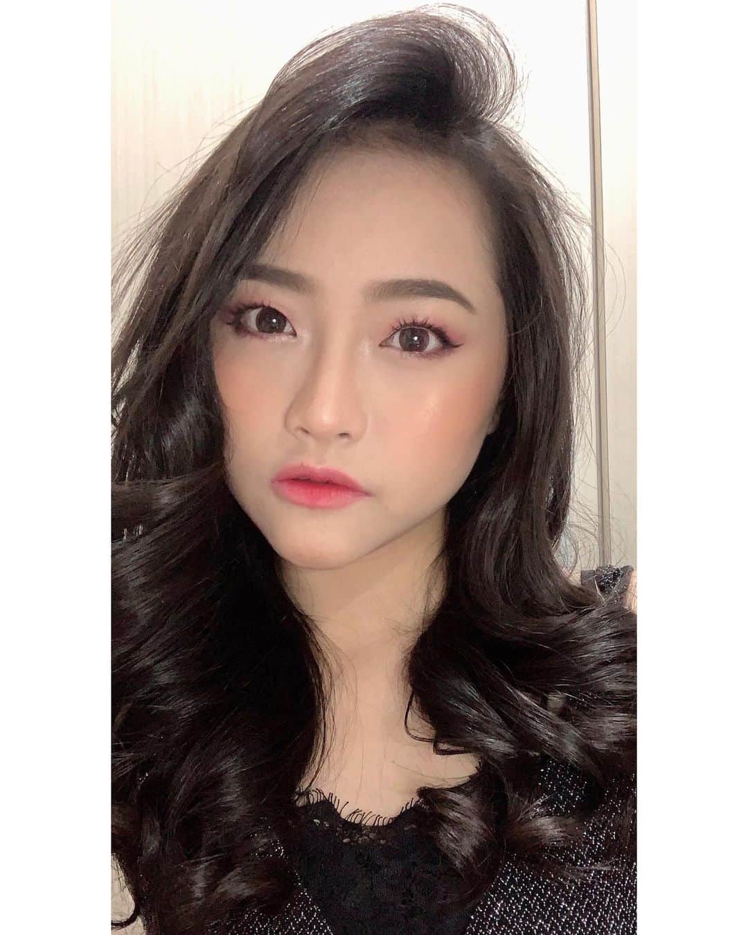ロナ・アングラエニのインスタグラム：「Setelah sebulan ga dandan.. gapapa please menor dikit, biar sesuai umur ya khannn 😛😝」