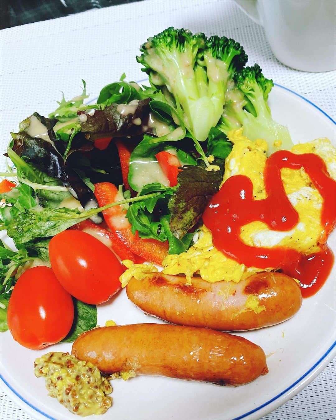 小川麻琴さんのインスタグラム写真 - (小川麻琴Instagram)「私お昼にパン以外の主食を食べてないわ、、笑 でも、パン大好きだから一日一回は食べたいのです🍞 今日は南瓜ベーグルだよん🥯💕 #ランチ  #サラダ #卵とウィンナー  #かぼちゃベーグル  #パン大好き  #好きな物は毎日食べれるタイプ  #自分の機嫌は自分でとる #まことパン  #まことベーグル  #パンスタグラム」4月19日 14時06分 - 1029_makoto