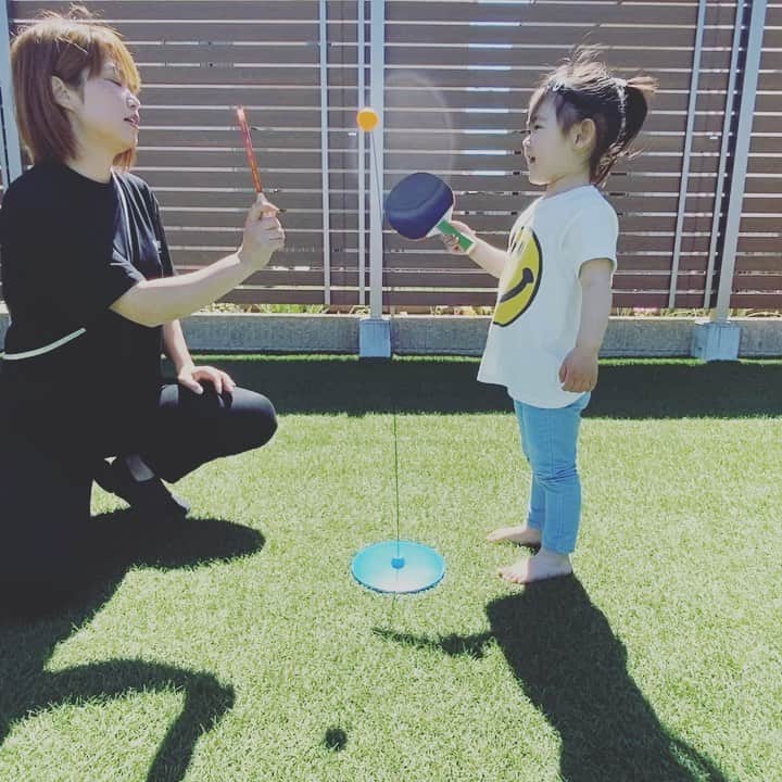 大菅小百合のインスタグラム：「お天気が良いのでお外時間‼️ 昨日が雨だったから余計に風が気持ち良かった✨ そして今日は卓球🏓色んなことにチャレンジしてほしいけどちょっと難しかったかな💦 娘のキレポイントが可愛くて…❤️😍笑 楽しいって思ってもらいたいだけなんだけどなぁ〜😌✨ ・ ・ ・ #お外時間 #大人も真剣になれる遊び #楽しいって思ってもらえるように #工夫しなきゃだね #でもやる気は十分 #笑ってごめん #可愛かったから #コロナに負けない」