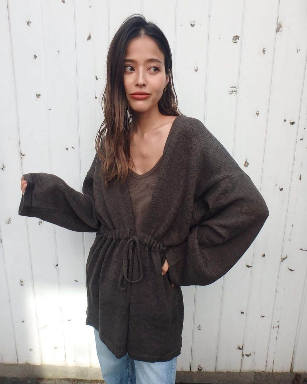 佐野真依子さんのインスタグラム写真 - (佐野真依子Instagram)「■Pile Lowgauge Cardigan ￥8,250 春から秋まで活躍するパイル地を使用したシンプルカーディガンが入荷しました🌿 薄着になっていく時期に ぴったりな軽さと ふんわりとした表面で肌触りのいいパイル素材🌿 ウエストの紐を結んでもそのままでも着用できる2way仕様にで 様々なコーディネートに合わせてシルエットの調整ができます💕水着の上に羽織ったり 軽くコンパクトに持ち運べてさらっと羽織りやすい万能カーディガンです💕 @trunc88_official  #trunc88」4月19日 14時27分 - sanomaisanomai