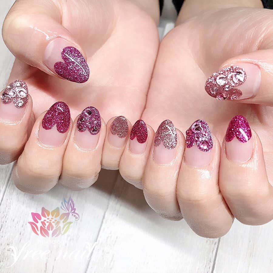 free nail フリーネイルのインスタグラム：「. お客様ネイル💅🏻🌷✨ . ハートフレンチネイル💗✨ . グリッターハート💖✨ . ⇨スワイプして動画も見てね▶︎☝︎🎬✨ . ご来店ありがとうございました🙇🏻‍♀️🙇🏻‍♀️🙇🏻‍♀️💗 . freenailは、緊急事態宣言発令を受け、 4/13〜5/6まで臨時休業中です。 お客様にはご不便をおかけし大変申し訳ございませんが、ご理解賜りますようお願い申し上げます。 . #ネイルアート #ジェルネイル #ネイルサロン #大阪ネイルサロン #ネイルデザイン #ネイルチェンジ #フレンチネイル #ハートフレンチ #ハートネイル #グリッターネイル #ギラギラネイル #ピンクネイル #クリアネイル #デザインネイル #トレンドネイル #ラブリーネイル #ガーリーネイル #春ネイル #springnails #nailsart #nailsdid #美甲 #日式美甲 #日式美甲胶 #日本美甲师 #日本美甲老师 #美甲上课 #日本胶 #フリーネイル #freenail」