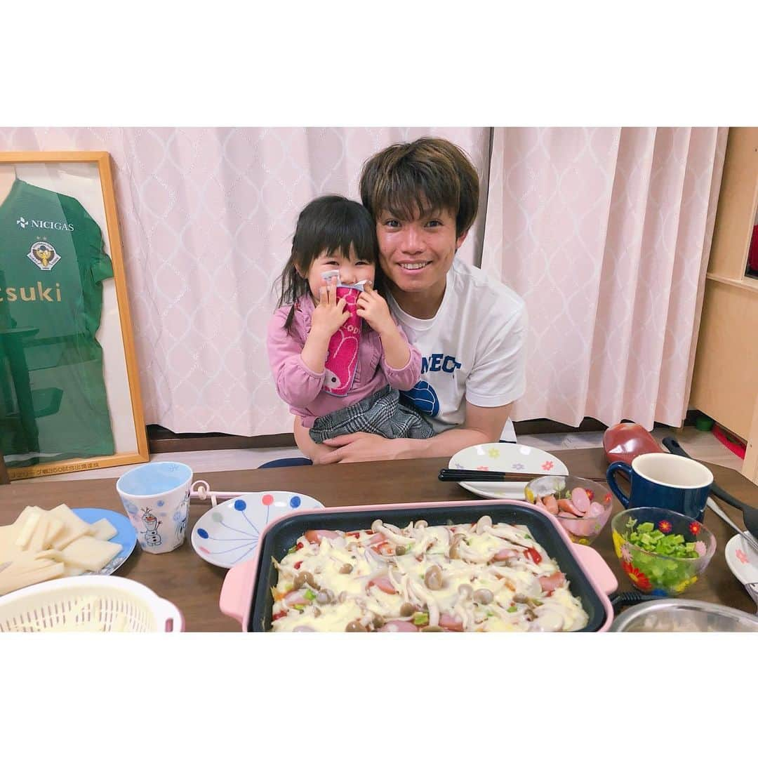 小池純輝さんのインスタグラム写真 - (小池純輝Instagram)「. お餅ピザも食べちゃう🍕 #jleague #jリーグ #jfa #j2 #東京ヴェルディ #tokyoverdy #verdy #verdyfamily #soccer #football⚽ #football #footballplayer #サッカー #フットボール #スポーツ好きな人と繋がりたい #サッカー好きな人と繋がりたい #小池純輝 #19 #⚽️ #東京 #tokyo #3歳 #3歳女の子 #女の子パパ #お餅ピザ #ピザ #おうち時間 #stayhome」4月19日 14時30分 - junki_koike