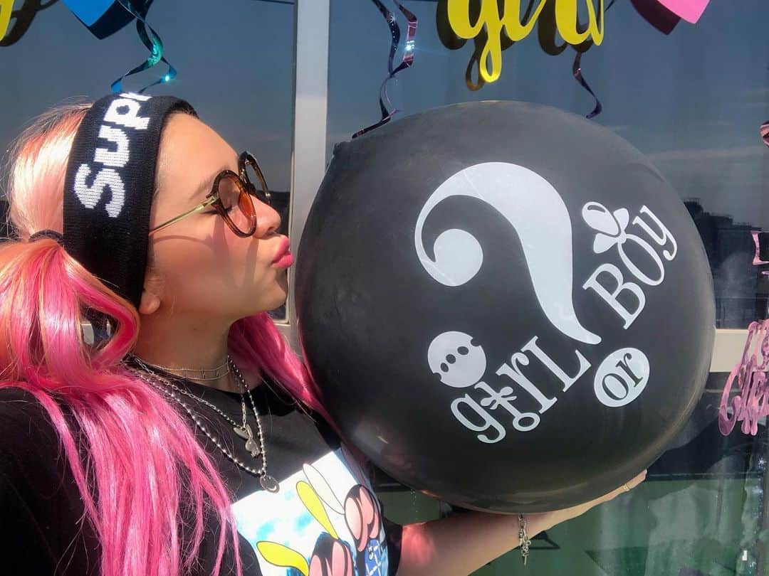 miniのインスタグラム：「It's a Boy or Girl🍼🧬💓💜💙🤫👅👶🏽⁉️ …さて、 私のBabyはどちらだったでしょう🤰🧬💓💙？？ 本当はね、5月に旦那と行くGuam🌴でやろうと思ってたけど、こんな状況なのでキャンセルしたから、いつやろうかと思ってて🤔皆とお花見🌸で発表しようかと思ったんだけど、それも出来ずだったので🦠🙅🏼‍♀️😢 ふたりでお家のバルコニーで飾り付けしてやったょ🎈🙌🏾🍼👶🏽🧬👶🏽💓💙✨✨ 毎回検診の時、旦那だけ性別を聞いていたので、ドキドキしたぁ〜💓💙 #baby #Itsaboyorgirl #boyorgirl #genderrevealballoon #genderreval #genderrevalparty #pregnant #happylife #pregnantlife #妊婦 #妊娠 #妊娠7ヵ月 #プレママ #妊婦ライフ #ジェンダーリビールバルーン　#stayhome」