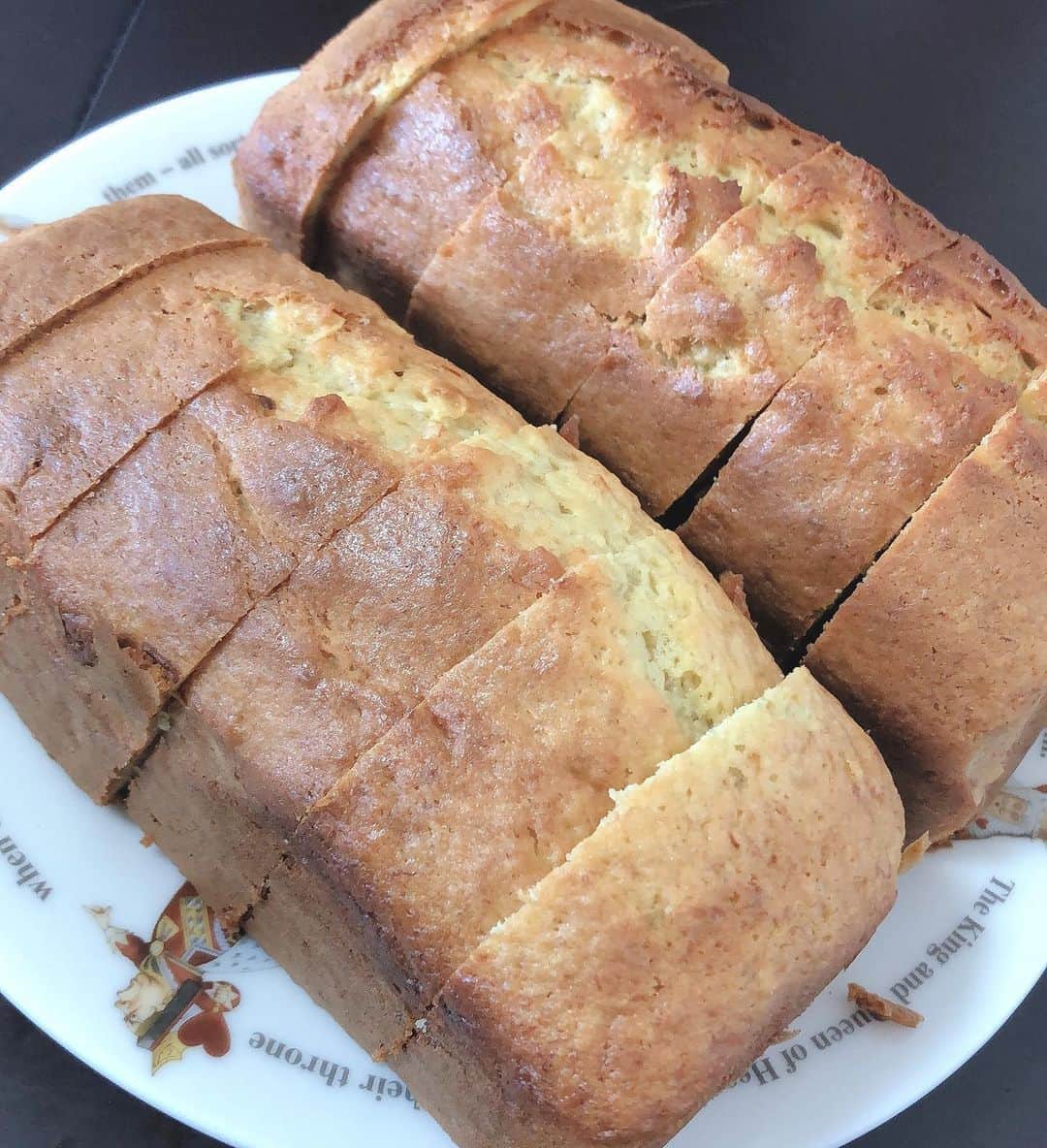 西平風香さんのインスタグラム写真 - (西平風香Instagram)「バナナパウンドケーキ作った^_^ 一人で頑張って、どや！ってするはずが、結局手伝ってもらった。笑 美味しいのお言葉いただきました。 やったぜ！ #バナナケーキ　#パウンドケーキ　#お菓子作り #ケーキ　#cake #bananacake #スイーツ　#sweets」4月19日 15時08分 - fuukanishihira