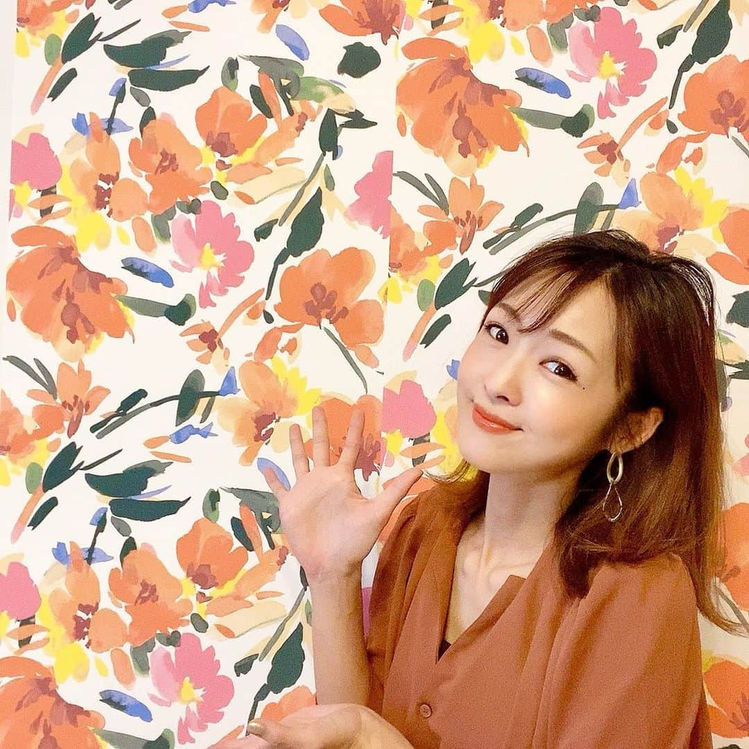 大西暁子さんのインスタグラム写真 - (大西暁子Instagram)「お家時間が長いのでお部屋の雰囲気チェンジ‼︎﻿ フランフランのウォールペーパーがかわゆすぎる…🥺✨ ﻿ ﻿ 可愛い柄や色が多いので、まずはイエベさん大得意のオレンジのお花が印象的なこの柄を選びました🧡🧡🧡 ﻿ ﻿ 部屋の雰囲気もパッと華やかになって、続いているお家時間にも変化が出るのが、いいですよね😊﻿ ﻿ 私は大雑把な性格なのでこの後、全部パパに直されました。笑　　直せるとこもいいな！ ﻿ ﻿ ﻿ ▷パーソナルカラー×背景もすごく重要で、﻿ お得意の色を背景にして写真を撮ると、お肌トラブルも目立たなくなったり、健康的に見えたりと、お顔映りが良くなるんです😳✨ ﻿ ﻿ グレーが苦手なTHEイエベ！の私は、コンクリート打ちっぱなしのところでは絶対写真を撮りません。笑﻿ ﻿ ウォールペーパーならお部屋の雰囲気も変えられて、お好みの色を使えるので、パーソナルカラーを知ってるとこのような楽しみも増えます♡﻿ ﻿ @francfranc_official ﻿ #フランフラン　#ウォールペーパー　#お花のある暮らし  #気分良く #stayhome #パーソナルカラー　#パーソナルカラー診断　#パーソナルカラースプリング　#パーソナルカラーオータム #イエベ　#イエベ春　#イエベ秋」4月19日 15時08分 - akiko_onishi11