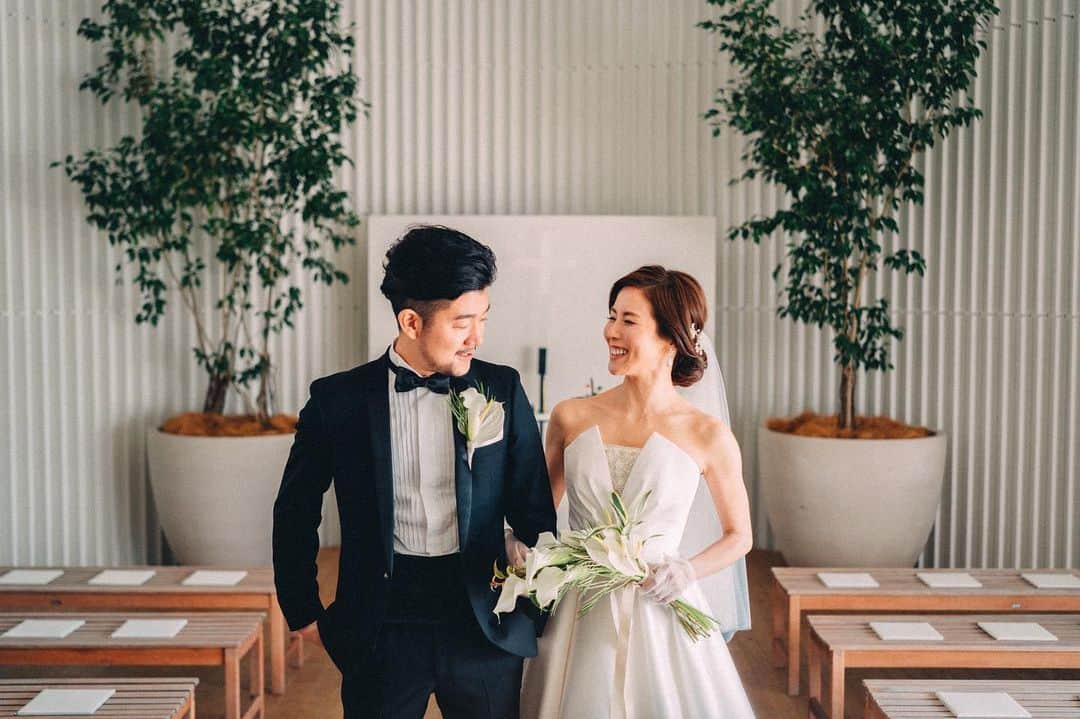 のインスタグラム：「＼maisonPREMIERE  wedding／  お洒落とかかっこいいとかではなく 新郎新婦の好きな人、好きなもの、好きなことを集めた1日。  新郎新婦ふたりのこれまでとこれからと、そして今を結婚式に。  まさに人生な総集編。  venue @maison.premiere  groom @keitasawa.photo  bride @objetsayoko  movie @tomato_red_motion ( @tsugiishi_tomato @maimai_tomatoredmotion )  costume @maisondeblanche  hairmake @tomoko_make  photo @ayatohappy . みなさまのBON MARIAGE(＝最高の結婚式)のお手伝いができることを 心から楽しみにしております！  少しでも早い終息を願って。。。 . . . . . ▼お知らせ 　maisonPREMIEREでは感染拡大防止の為 　4/6〜5/6迄店舗営業を自粛させていただいております。 　お電話・テレビ電話でのお打ち合わせは 　お受けさせて頂いておりますのでご安心ください。 . . ＼＼LINE・電話・バーチャル会場見学実施中／／ . 　ご自宅にいながらご来館頂いた時と同じ内容の 　ブライダルフェアフェアにご参加頂けます 。 . . 🌿Step ❶挙式時期、ゲスト人数等、 　おふたりのご希望をお伺いします。  ❷動画、写真をご覧になりながら 　おふたりだからこそのウェディングのご提案。 　テレビ電話を使って実際の館内のご見学も可能です。 　また、おふたりのこだわりポイントに沿って、 　シェフ、パティシエ、フローリスト、 　フォトグラファー、ヘアメイク、 　更にはドレスショップとも画面を繋いで、 　各部門のプロフェッショナルからご提案もさせて頂けます。 　どんなドレスがあるのか、実際にご覧頂くことも可能です！  ❸ご希望に沿ったお見積書のお渡しをいたします。  ❹最新の空き状況や、お打合せスケジュールの 　ご提案までさせて頂けます。  ❺やはり現地を見たい！という方は 　優先的にご来館のご予約も承れます。 ※所要時間は約1時間ほどでご案内させて頂けます。  5/6迄毎日ご予約を承っております。  気になる方は是非お問合せくださいませ。 . . 📷Instagram 【DM】 . 📱LINE 【itimatu@priortokyo】 . 🖥HP 【🔍メゾンプルミエール 】 . お待ちしております。 . . . . . .  #wedding  #restaurant #michelin  #tokyo #france #japan #stayathome  #stayhome #おうちじかん #おうち時間を楽しむ  #ウエディングレポ  #レストランウエディング﻿ #中目黒  #恵比寿 #ミシュラン #ブライダルフェア ﻿ #メゾンプルミエール  #結婚式﻿ #海外ウエディング  #プリオホールディングス ﻿ #式場見学 ﻿#コーディネート #レストラン #恵比寿結婚式  #フランス #フォトウェディング #2020 #大人婚 #ウエディングフォト」