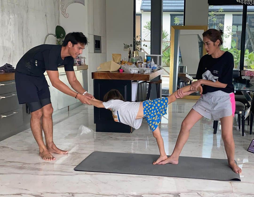 ジェシカ・イスカンダルさんのインスタグラム写真 - (ジェシカ・イスカンダルInstagram)「Yoga yang paling fun seumur hidup, yoga sama @richo_kyle @alexanderbarackel tunggu videonya!  Any other challenge for us? Menurut kalian siapa yang belum mandi di yoga session ini?」4月19日 15時30分 - inijedar