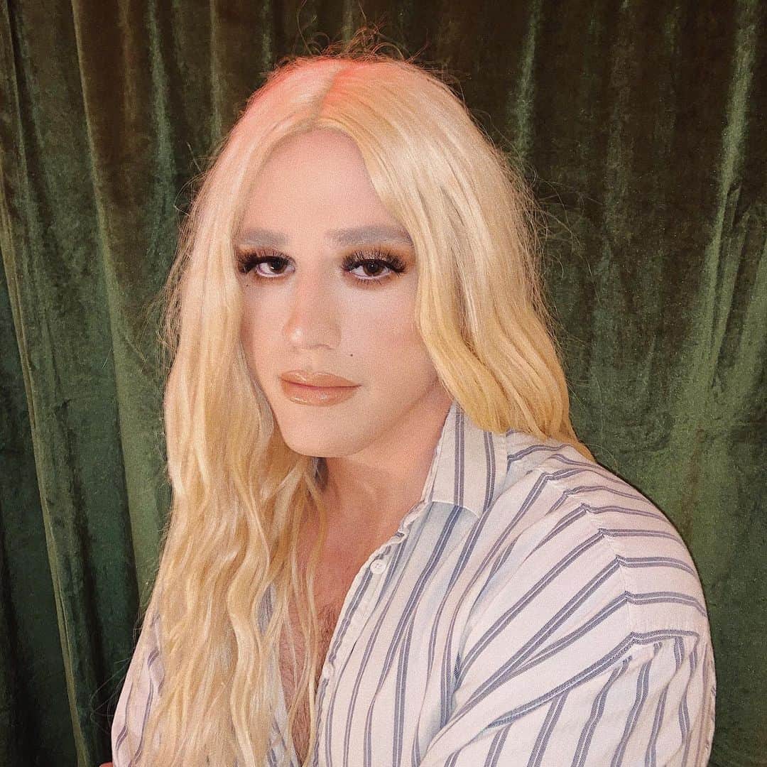 ブランドン・シェイアのインスタグラム：「Finally convinced my roomie @hankandhenry_ give me a new face & he sure did that. I think I will call her... Brandy, on the rocks.」