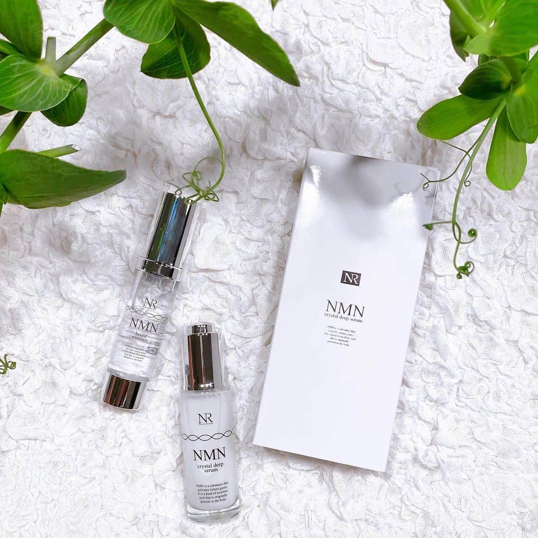 スミス楓のインスタグラム：「4/20発売 crystal deep serum💎﻿ やっと発売〜👏🏻🤍最強の美容液🌛﻿ 美容液はNMNとヒト幹細胞培養液も更に高配合！高品質スクワランオイル、3種のセラミド+新セラミド、低分子コラーゲン配合で保湿力もアップしてお肌のバリア機能を高め、ターンオーバーも促進してくれるよ☁️﻿ これが肌トラブルのないハリツヤ肌に繋がる👏🏻﻿ ﻿ 特許取得の高浸透型電子水を使用していて塗るだけじゃなくてしっかり浸透させてくれるのが @natuore.recover のスキンケアの特徴🦋﻿ ﻿ NMN boost essence(導入美容液)を使って、そのあとにこの美容液を使うよ🧏🏻‍♀️どっちも浸透力抜群だから肌にたっぷり美容成分が入ってく✌🏻﻿ ﻿ @natuore.recover はエステサロンでも取扱われてるスキンケアだからおうち時間のケアにとってもおすすめ👌🏻🏠💖﻿ ﻿ 洗顔で洗いすぎたりタオルでごしごし拭いたりすると肌にあるセラミドが失われちゃう😭たとえばマスクを着けたときの摩擦も同じ😷セラミドが足りてないと肌トラブルの原因にもなるから毎日のスキンケアでセラミドを補給することが大切🛁🤍﻿ ﻿ スクワランも同じで、減少すると乾燥肌になるだけじゃなく皮脂膜のバランスが崩れて紫外線やほこりとかの刺激に負けやすいお肌に😢﻿ お肌の保湿力も低下して肌トラブルが起きやすくなってシワやシミなどができやすくなる😭﻿ スクワランも毎日のスキンケアでお肌に補ってあげることが大切🤍スクワランは皮脂膜を形成して皮膚表面にバリアを張るイメージ🧖🏻‍♀️✨﻿ ﻿ スクワランもセラミドも肌の水分蒸発を防いで潤いをギュッと閉じ込めてくれるよ🤲🏻💞🤲🏻﻿ ﻿ 肌トラブルのない強い肌作り🧏🏻‍♀️ 保湿力、バリア効果、ターンオーバー促進で弾力アップのぷるぷる肌になれるよ💖目指せたまご肌🥚✨﻿ 皆さん是非試してみてください💎 @natuore.recover ﻿ ﻿ 長い文章を最後まで読んでくれた方ありがとうございました🥺🙏🏻🤍﻿ ﻿ #導入美容液#美容液#スキンケア#エイジングケア」