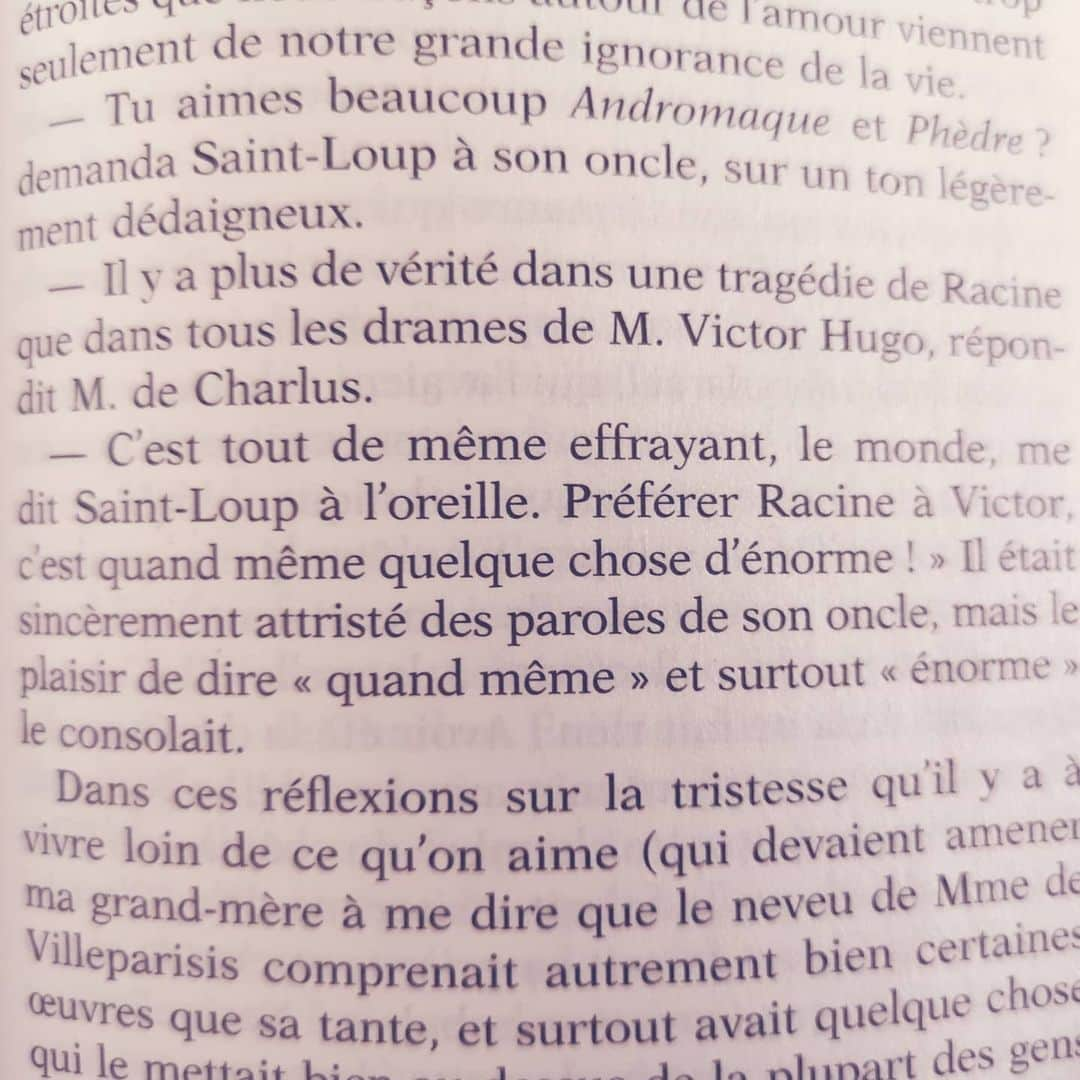 フローラン・ダバディーさんのインスタグラム写真 - (フローラン・ダバディーInstagram)「A l'unanimité de tous les membres de l'académie Goncourt, le chef d'œuvre de la littérature française.📚 🌼フランスモダン文学の傑作、読みにくいのではない、むしろ理系な頭脳には面白い文章🤔 🌺Plus on le lit plus on y découvre le sens de l'humour et l'amour des mots à la mode de son auteur, oui Proust est "branché" 🌷 ユダヤ人同性愛者だったプルーストはユーモアたっぷりに語るマイノリティの立場がクラシック小説として稀にない存在🌻 🦋 "Victor" pour Victor Hugo, "énorme"... Proust s'amuse du vocabulaire d'un jeune du début du XXe siècle, rien n'a changé !  #stayathome #フランス文学 #meslivrespréférés (picture of fuschia flower courtesy of Seb B.) #フランス好き 🇫🇷#日仏学院 #プルースト」4月19日 15時39分 - florent_dabadie