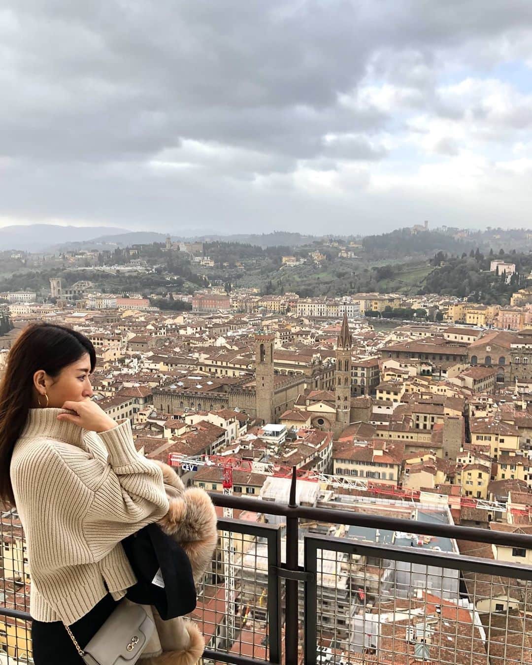 のインスタグラム：「コロナがここまで拡大するぎりぎり前に、遅い夏休みでイタリアに行っていました🇮🇹 中でもフィレンツェは、振り返ると人生の節目に訪れてきた特別な場所です。 そんなに多くないけれどロンドン時代も含めてこれまで7-8回は行ってるかなぁ。  夜の教会を見て涙が出てきちゃったり、建物の廊下で急に懐かしい気持ちになったり、とても不思議な感覚になる場所です。  前世があるとしたら、一回くらいフィレンツェで暮らしていた気がします✨  おうち時間が増えて韓国ドラマのスケールに魅了されています。  韓国ドラマも前世とつながるお話が多いですね😄  みなさんは前世を信じますか？  Do you believe in reincarnation? I can’t stop watching Korean dramas recently. It’s very easy to see why Korean movie had won Academy award as first foreign language movie for its beautiful scenery and quality. And, I found there’re a lot reincarnation themed drama series in Korea. Florence is too special. I burst into tears unconsciously looking up duomo over dark sky. I felt sentimental just walking through passage without any reason. I should have lived in Florence in my past life at least once I think☺️ #イタリア#フィレンツェ#旅#海外旅行#前世#旅に出たい#italy#florence#koreandrama#韓国ドラマ#おうち時間#ドラマ#stayathome」