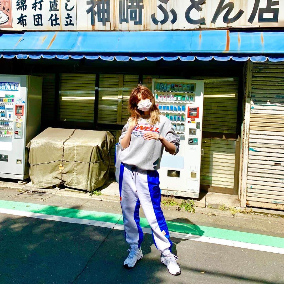 高松チェルシーリナのインスタグラム：「スーパーがてらちょこっとお散歩☺️﻿ 暑すぎて汗だくだった💦🤣﻿ 天気が良くてお出かけ日和だけど、もう少し我慢だね😭﻿ ﻿ #ootd#nike#sportystyle#ママコーデ#マザーズバッグ#お散歩コーデ#授乳コーデ#新米ママ」